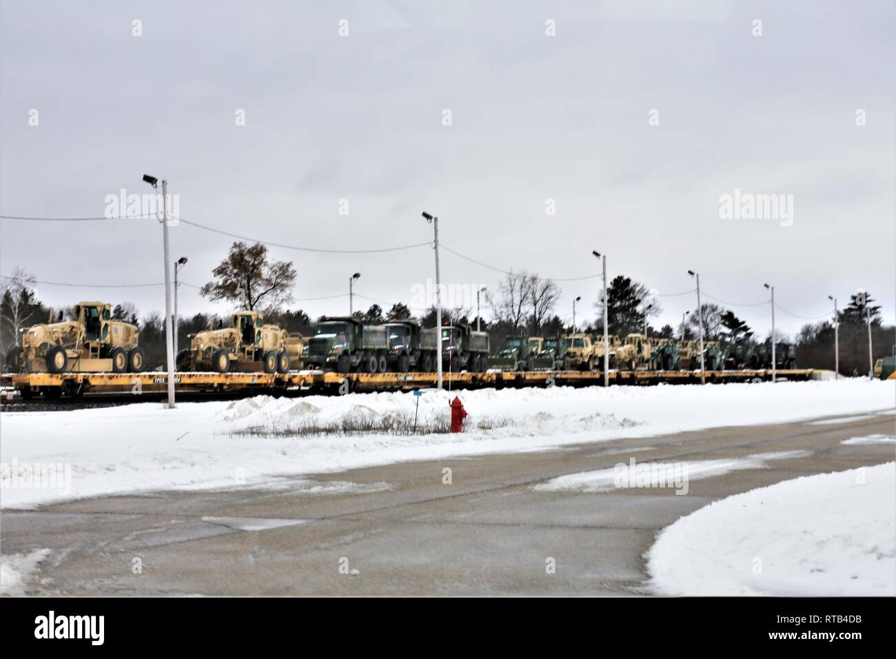 Militärfahrzeuge und Ausrüstung mit den 389 Ingenieur Bataillon ist auf triebwagen Feb 6, 2019 geladen, der Rail Yard am Fort McCoy, Wis. Die Bewegung ist für die Zukunft der 389 th Beteiligung in Betrieb entschlossen Schloss 2019 in Polen. Einheit Soldaten geladen 38 Autos mit Fahrzeugen und Ausrüstung nach dem Training in einer Schiene Leiter Operations Klasse von Vertretern des Marine Corps Logistik Base-Barstow, Calif Fort Mccoys Logistics Readiness Center Personal unterstützt mit dem Laden. Stockfoto