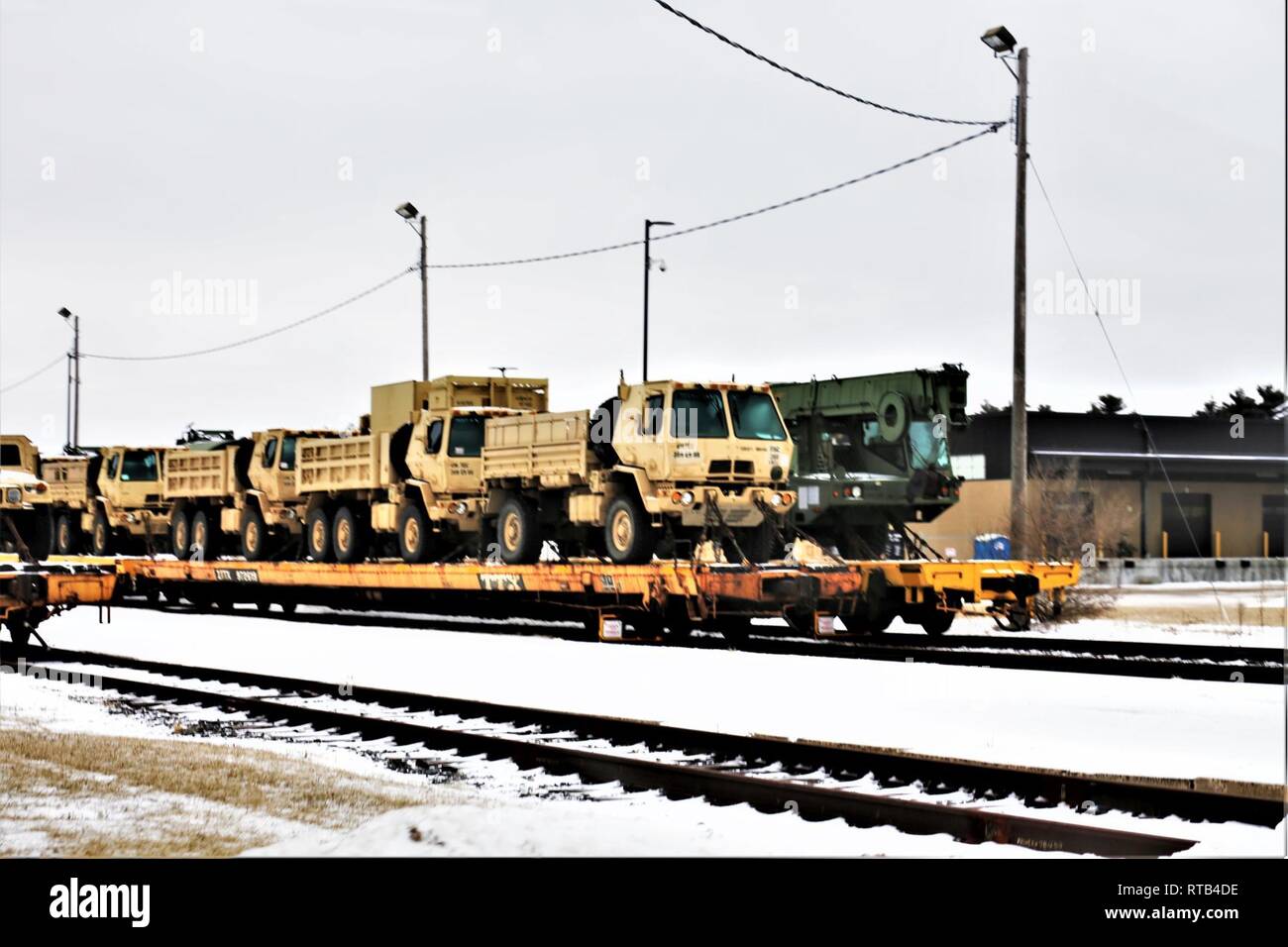 Militärfahrzeuge und Ausrüstung mit den 389 Ingenieur Bataillon ist auf triebwagen Feb 6, 2019 geladen, der Rail Yard am Fort McCoy, Wis. Die Bewegung ist für die Zukunft der 389 th Beteiligung in Betrieb entschlossen Schloss 2019 in Polen. Einheit Soldaten geladen 38 Autos mit Fahrzeugen und Ausrüstung nach dem Training in einer Schiene Leiter Operations Klasse von Vertretern des Marine Corps Logistik Base-Barstow, Calif Fort Mccoys Logistics Readiness Center Personal unterstützt mit dem Laden. Stockfoto