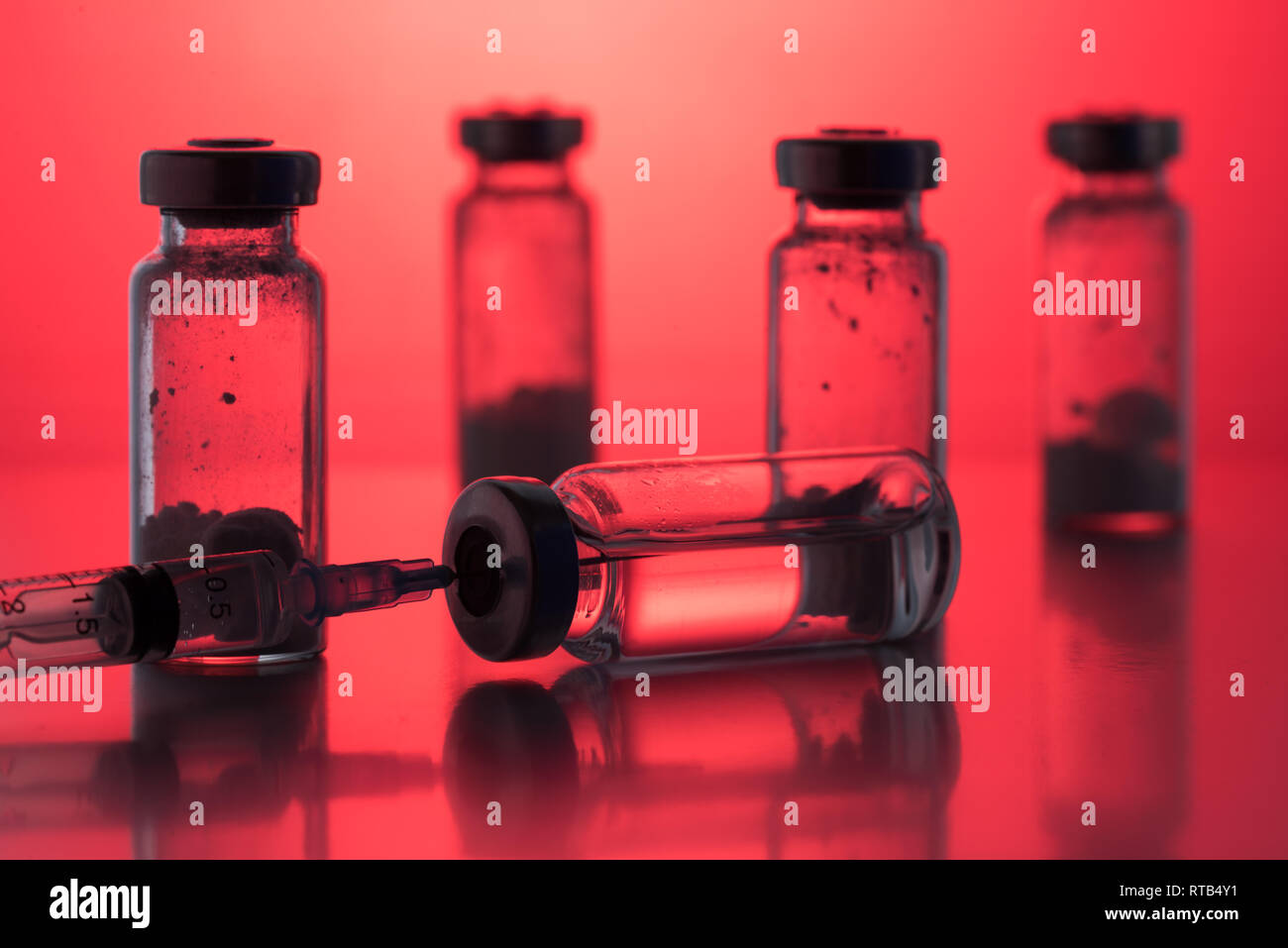 Glasflaschen mit Impfstoff und die Spritze für die Injektion. Stockfoto