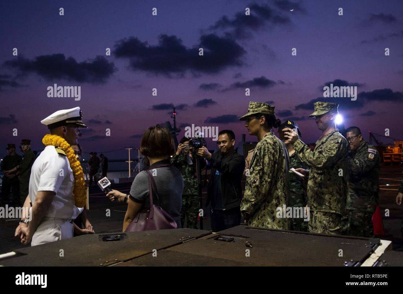 SATTAHIP, Thailand (Feb. 7, 2019) - Kapitän Tom Shultz, kommandierender Offizier der amphibious Transport dock Schiff USS Green Bay LPD (20), antwortet auf die Fragen in einem Interview mit dem thailändischen Medien auf dem Flugdeck nach in Sattahip, Thailand anreisen. Green Bay, Teil der Wasp Amphibious Ready Group, mit 31 Marine Expeditionary Unit begonnen, ist in Thailand, die in der Übung Cobra Gold 2019 zu beteiligen. Cobra Gold ist eine multinationale Übung von Thailand und den Vereinigten Staaten gefördert werden, ist entworfen, um die regionale Sicherheit und wirksame Reaktion auf die Krise Kontingenzen durch eine robuste m zu gelangen Stockfoto