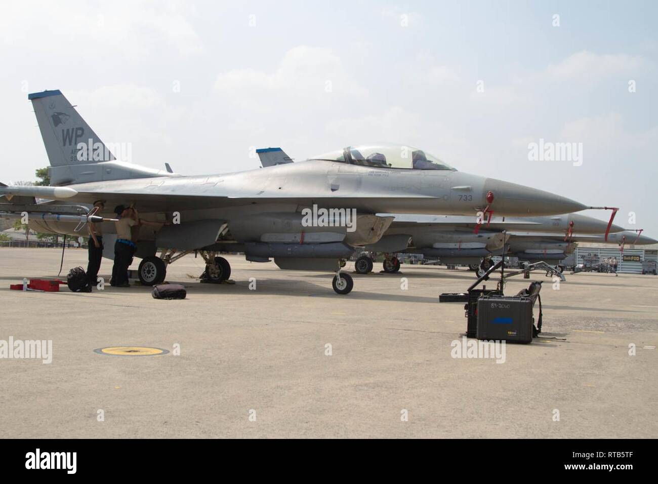 Us Air Force, 14th Fighter Wing Flieger, Wartung der USAF F-16 Fighting Falcons vor Ausübung Cobra Gold 2019 in Korat Royal Thai Air Force Base, Thailand, Feb 7, 2019. Cobra Gold ist ein Thai-US-co-gesponsert Übung, fördert regionale Partnerschaften für die Zusammenarbeit im Indopazifik. Stockfoto