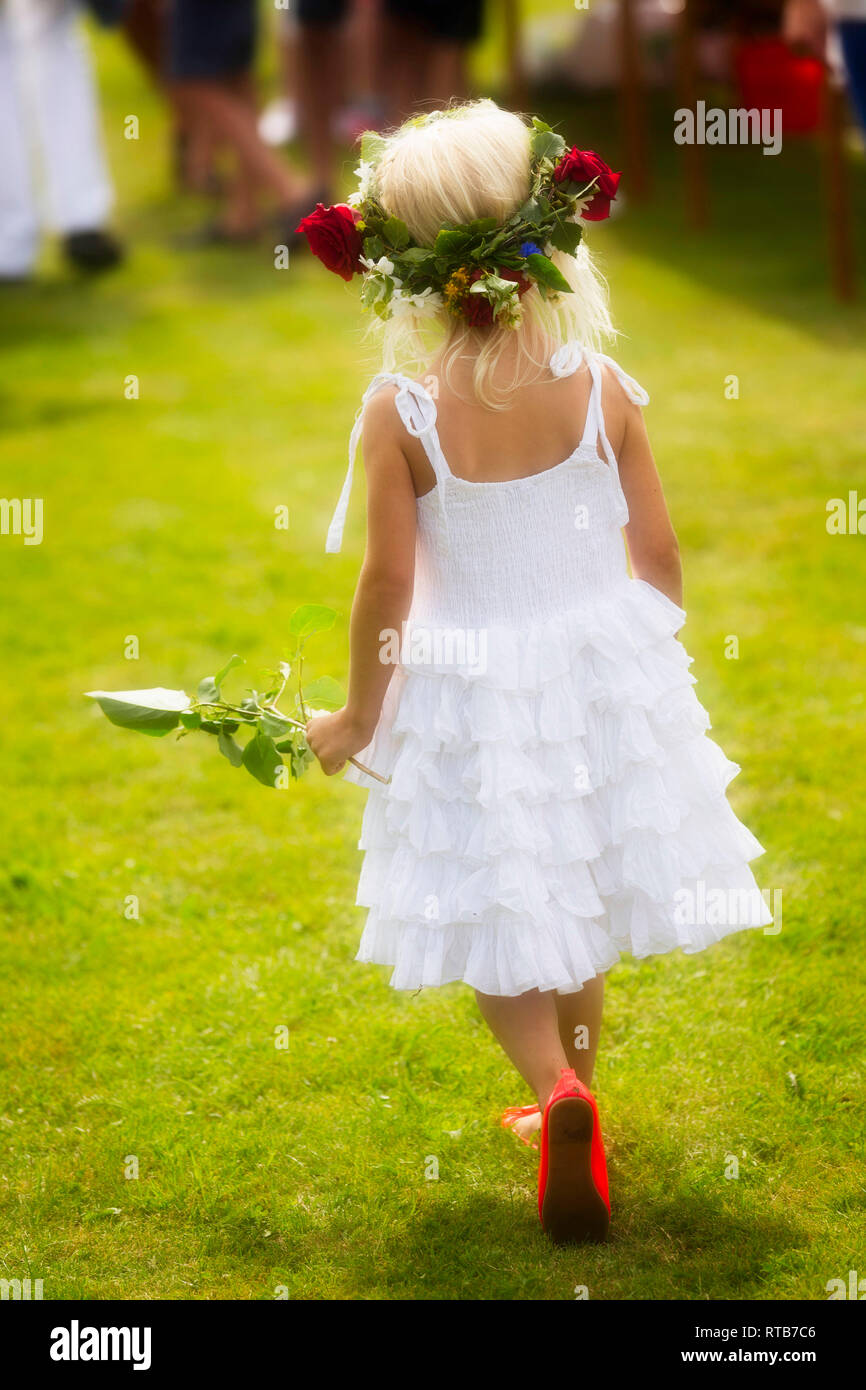 Johannisnacht mit einem kleinen Mädchen tragen weiße mit Lorbeerkranz im Haar. Stockfoto