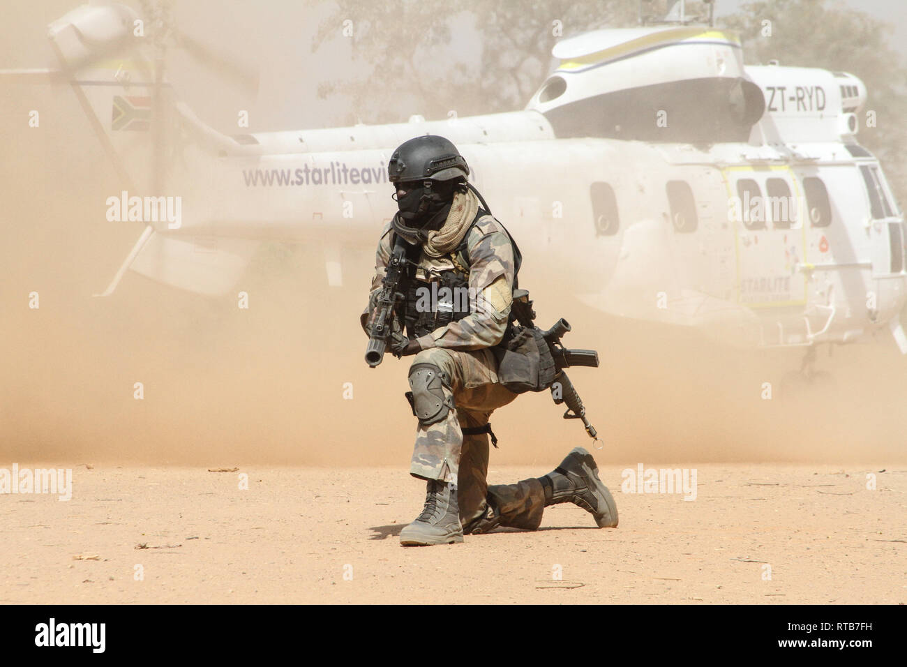 Ein senegalesischer marine Commando bietet Sicherheit Als medizinische Evakuierung Hubschrauber aus nimmt während der Übung Flintlock 2019 Februar 26, 2019 in Po, Burkina Faso. Flintlock ist eine multi-nationale Übung bestehend aus 32 afrikanischen und westlichen Nationen an mehreren Standorten in Burkina Faso und Mauretanien. Stockfoto