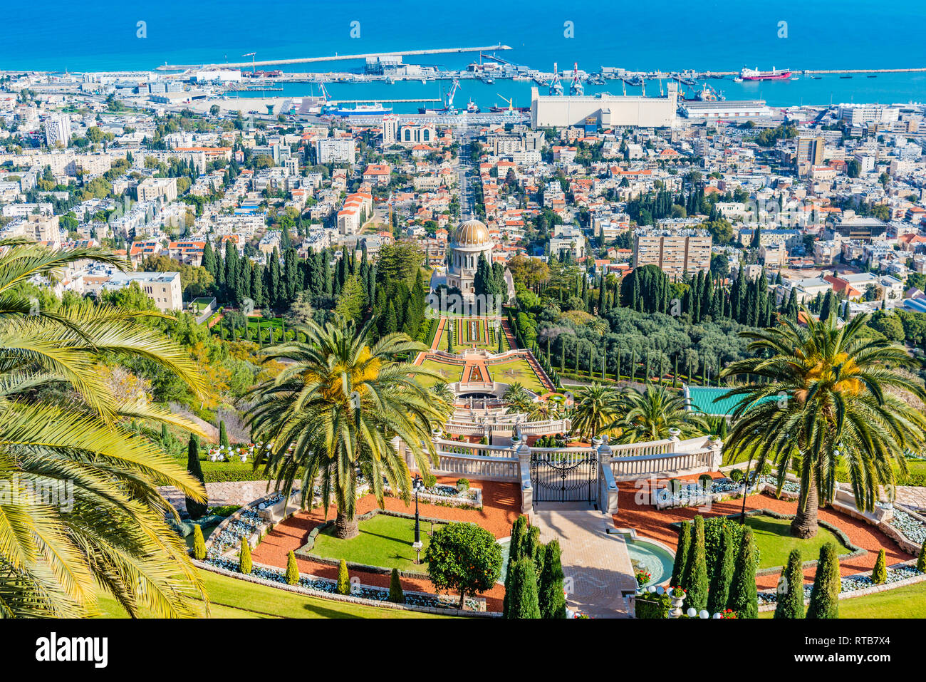 Bahai Gärten und Tempel an den Hängen des Berges Karmel und Blick auf das Mittelmeer und die Bucht von Haifa, Israel Stockfoto