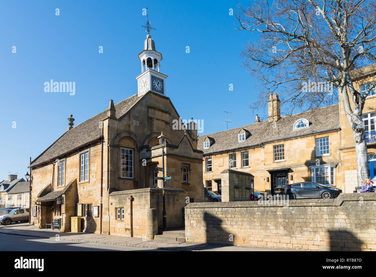 Denkmalgeschützten Rathaus in der hübschen Cotswold Marktstadt Chipping Campden, Gloucestershire Stockfoto