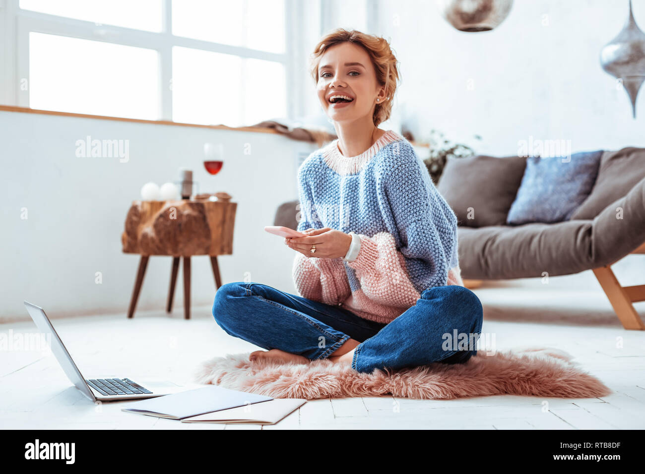 Gerne fröhliche Frau Chatten in sozialen Netzwerken Stockfoto