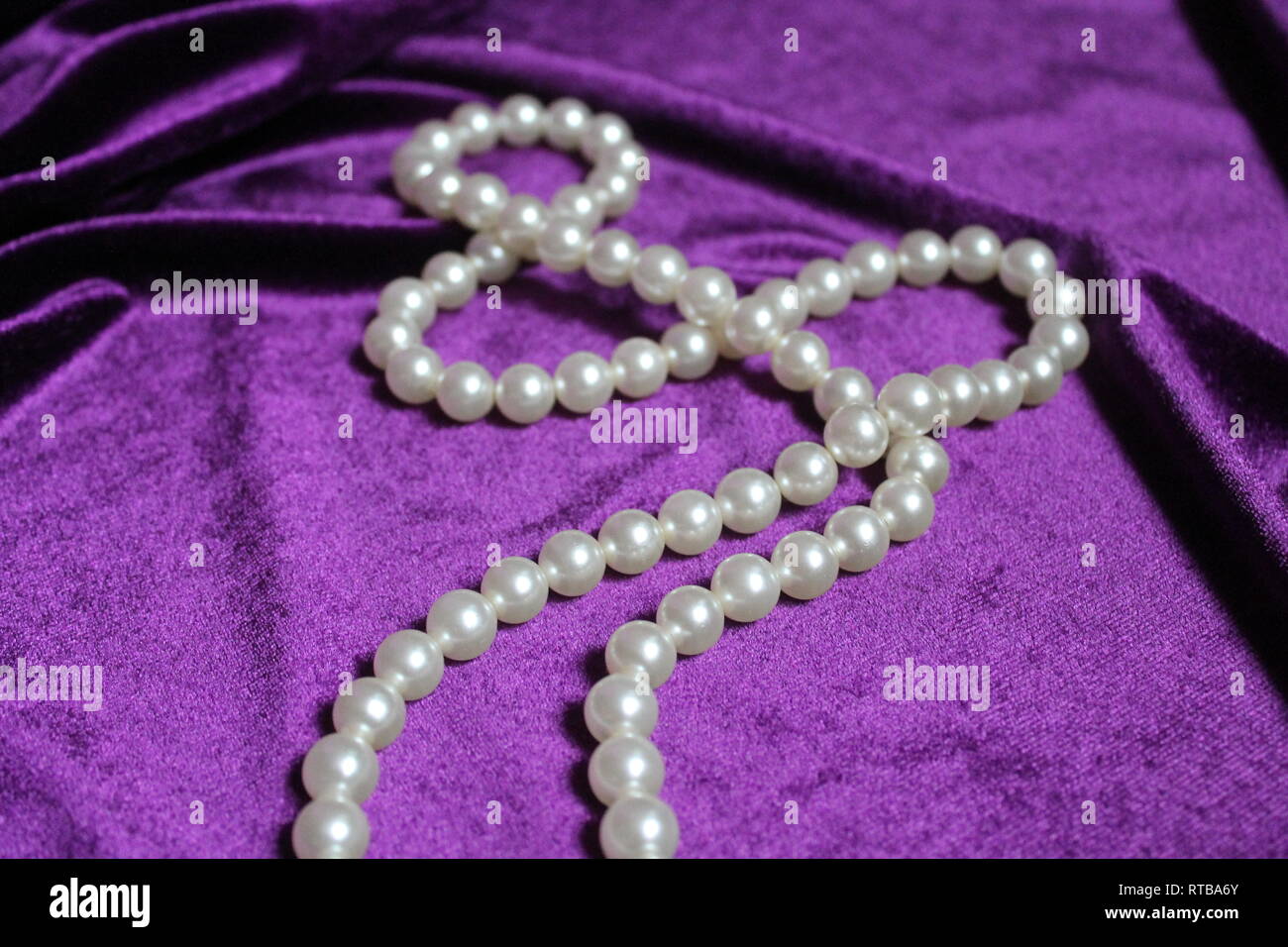 Schönen white Marine pearl Raupe auf Samt für Trauung vorbereiten Stockfoto