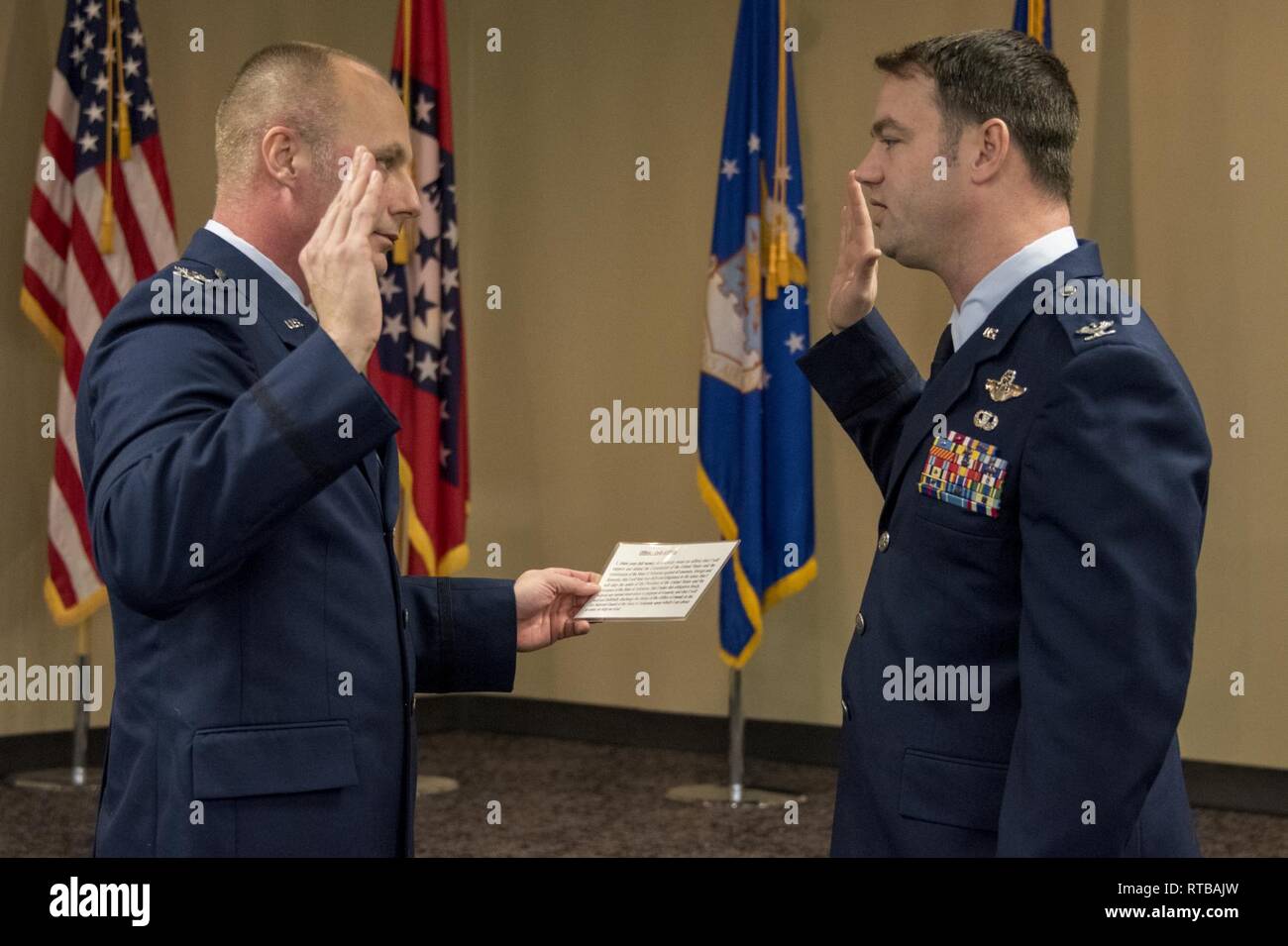 Oberst Robert I. Kinney, 188 Wing Commander, verwaltet den Amtseid auf Col. Jeremia S. Gentry, 188 Operationen Gruppenkommandant, während der Förderung Zeremonie Gentry's bei Ebbe Air National Guard Base, Fort Smith, Arche, Feb 2, 2019. Gentry hat eine 188 Flügel Mitglied seit 2011 und war maßgeblich an der Errichtung der MQ-9 Remote pilotengesteuerte Flugzeug die Sendung. Stockfoto