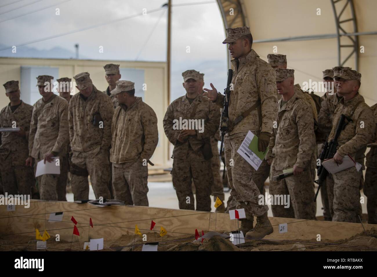 Us Marine Maj. Philippe I. Rodriguez, der Communications Officer des 6. Marine Regiment, Marine Air-Ground Task Force-6 (MAGTF-6) spricht während einer Probe dieses Konzept (ROC) bohren in Vorbereitung des Regiments Angriff Kurs (RAC) Während der integrierte Ausbildung Übung (ITX) 2-19 an Bord Marine Corps Air-Ground Combat Center Twentynine Palms, Calif., Feb 2, 2019. ITX schafft eine Anspruchsvolle, realistische Umgebung, produziert combat ready"-Kräfte, die als integrierte Magtf. Stockfoto