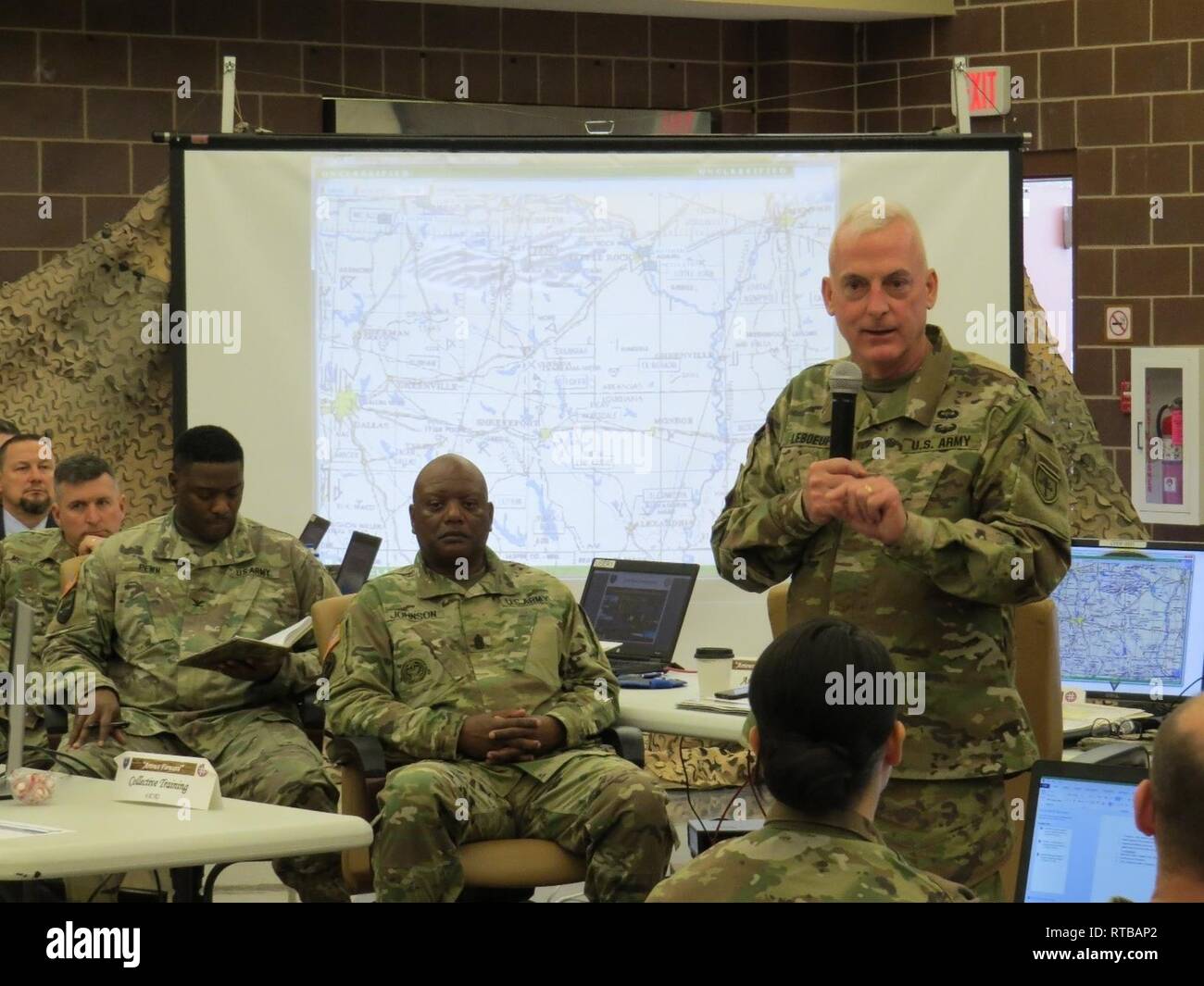 U.S. Army Reserve Generalmajor Eugene LeBoeuf, Kommandant der 79. Theater Sustainment, gibt Erläuterungen im 4 Sustainment Command (Auslandseinsätze) jährliche Schulung Kurze am Fort Sam Houston, Texas am 2. Februar 2019. Generalmajor LeBoeuf betonte die Bedeutung der einzelnen Soldaten bereit, körperliche Fitness, medizinische Bereitschaft und verantwortungsbewusst bei der Durchführung der Ausbildung. Feuerwehr Befehl Mannschaften über der 4. ESC wechselten sich die Aktualisierung Maj Gen LeBoeuf auf, was die Ausbildung ihrer Einheiten bereiten sich darauf vor, um sicherzustellen, dass Sie bereit sind, zur Unterstützung künftiger Maßnahmen zu implementieren. Stockfoto