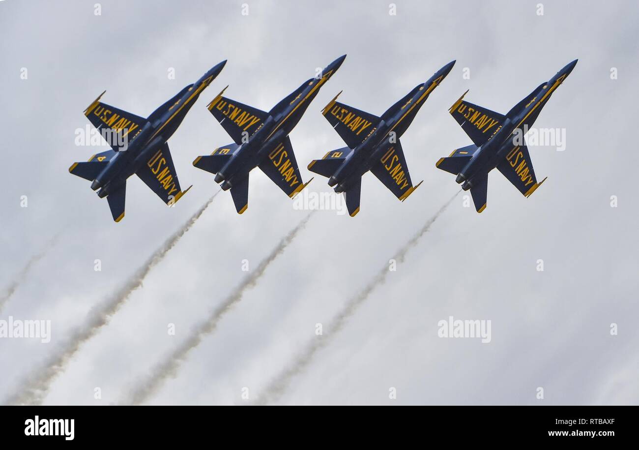 EL Centro, Kalifornien (Feb. 2, 2019) der US-Navy Flight Demonstration Squadron, die Blue Angels, Diamond Piloten die Linke Echelon Roll während einer Ausbildung Flug bei Naval Air Facility (NAF) El Centro. Der Blaue Engel sind die Durchführung von winter Training an NAF El Centro, Kalifornien, in der Vorbereitung für die Saison 2019 zeigen. Das Team wird voraussichtlich 61 Flugvorführungen an 32 Standorten im Land der Stolz und die Professionalität der US Navy und Marine Corps zur Schau zu stellen, der amerikanischen Öffentlichkeit zu führen. Stockfoto