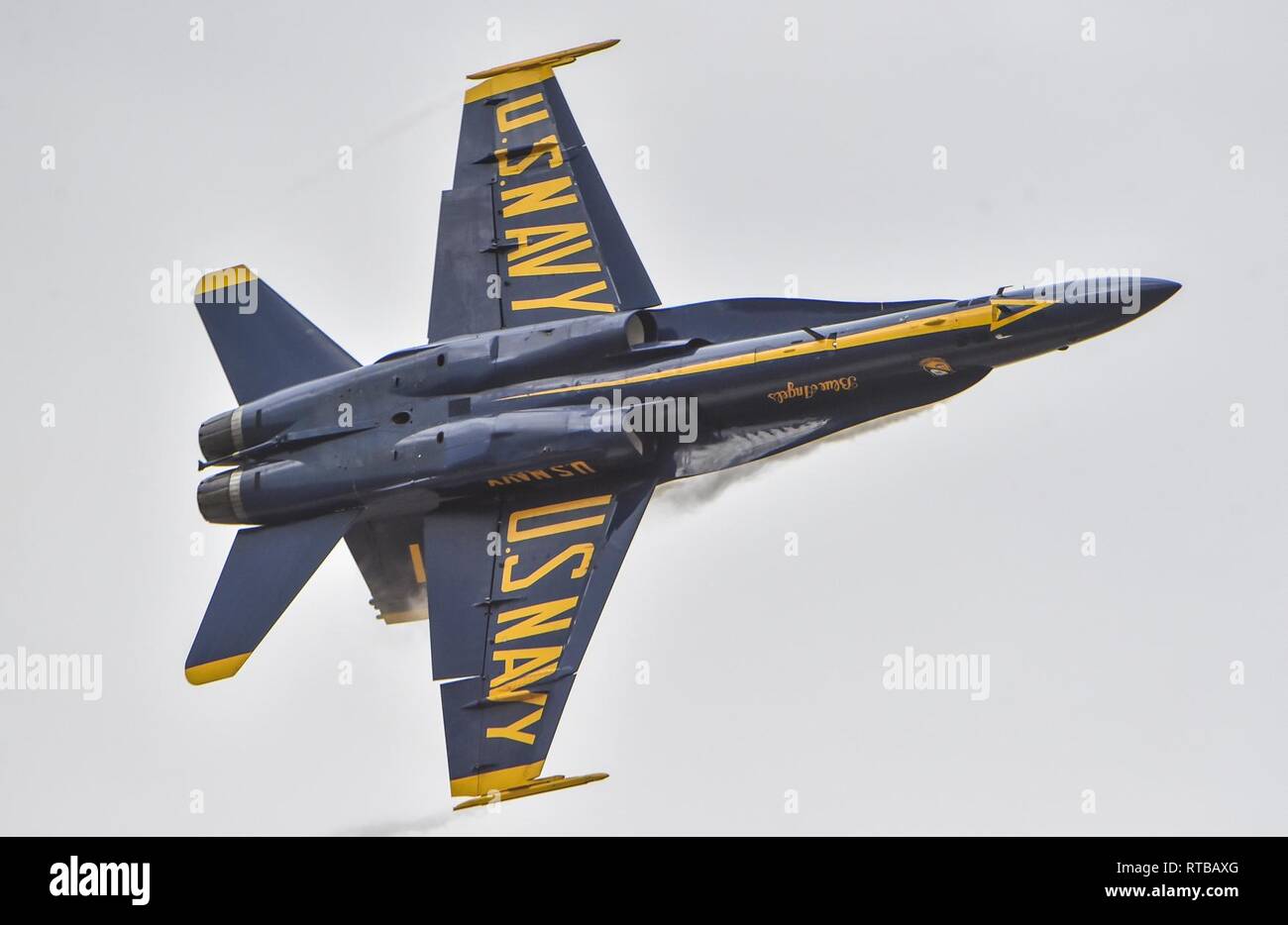 EL Centro, Kalifornien (Feb. 2, 2019) Cmdr. Eric Doyle, kommandierender Offizier und Flug Führer der der US-Navy Flight Demonstration Squadron, Die Blue Angels, die an einer Ausbildung Flug dauert an der Naval Air Facility (NAF) El Centro. Der Blaue Engel sind die Durchführung von winter Training an NAF El Centro, Kalifornien, in der Vorbereitung für die Saison 2019 zeigen. Das Team wird voraussichtlich 61 Flugvorführungen an 32 Standorten im Land der Stolz und die Professionalität der US Navy und Marine Corps zur Schau zu stellen, der amerikanischen Öffentlichkeit zu führen. Stockfoto