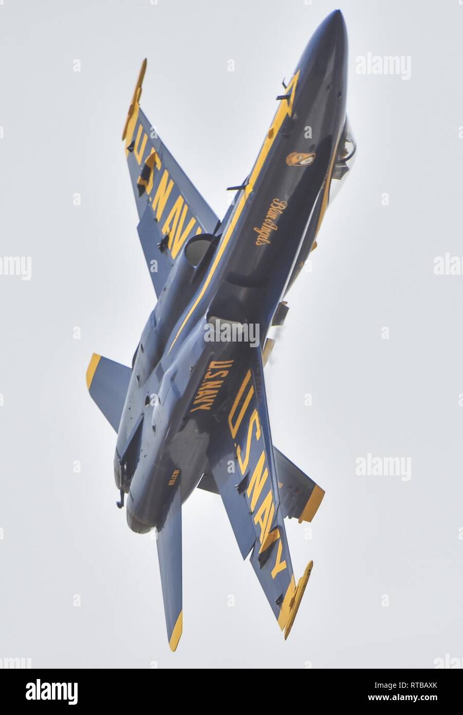 EL Centro, Kalifornien (Feb. 2, 2019) Cmdr. Eric Doyle, kommandierender Offizier und Flug Führer der der US-Navy Flight Demonstration Squadron, Die Blue Angels, die an einer Ausbildung Flug dauert an der Naval Air Facility (NAF) El Centro. Der Blaue Engel sind die Durchführung von winter Training an NAF El Centro, Kalifornien, in der Vorbereitung für die Saison 2019 zeigen. Das Team wird voraussichtlich 61 Flugvorführungen an 32 Standorten im Land der Stolz und die Professionalität der US Navy und Marine Corps zur Schau zu stellen, der amerikanischen Öffentlichkeit zu führen. Stockfoto