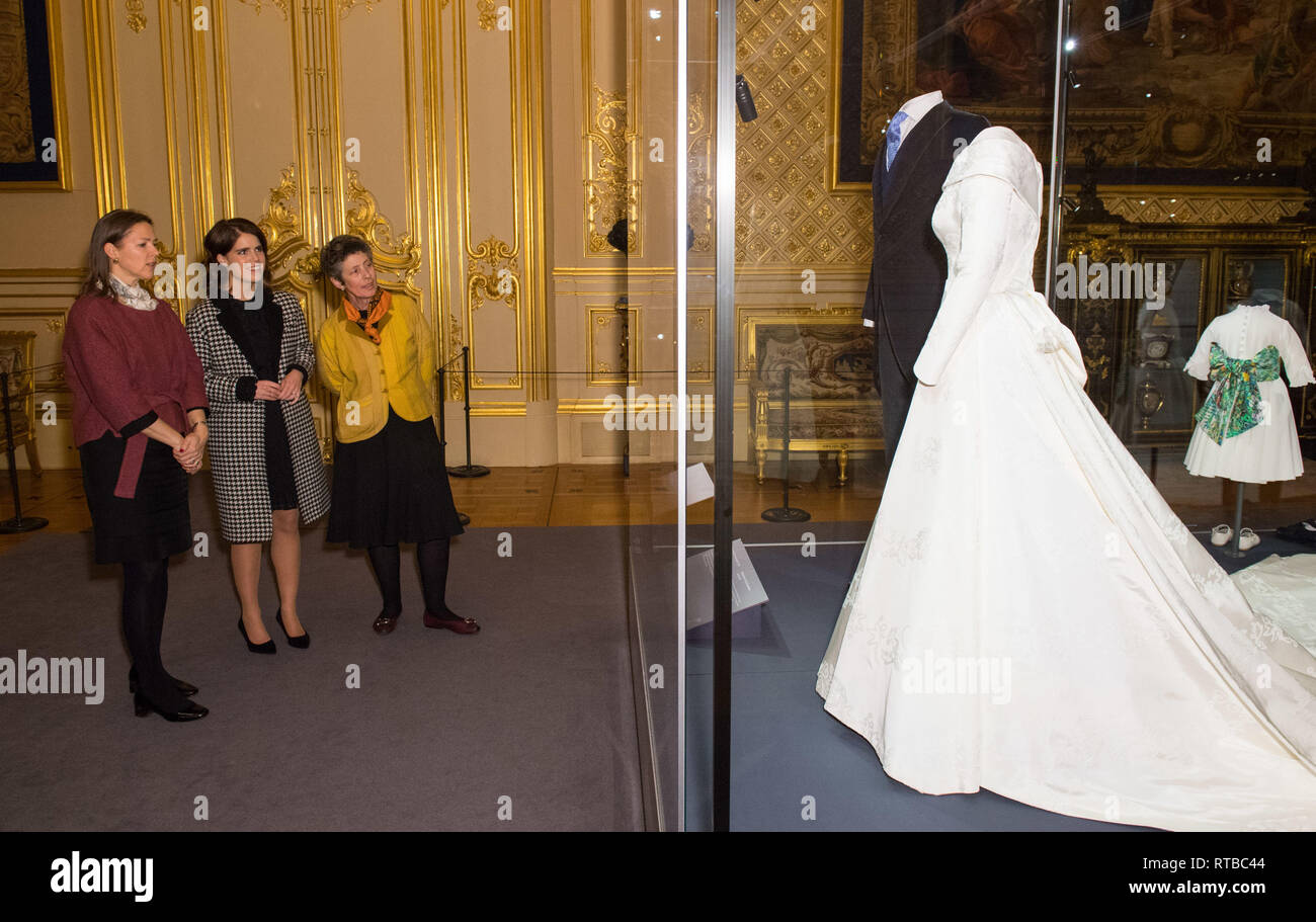 In Her Wedding Dress To Her Left Stockfotos Und Bilder Kaufen Alamy