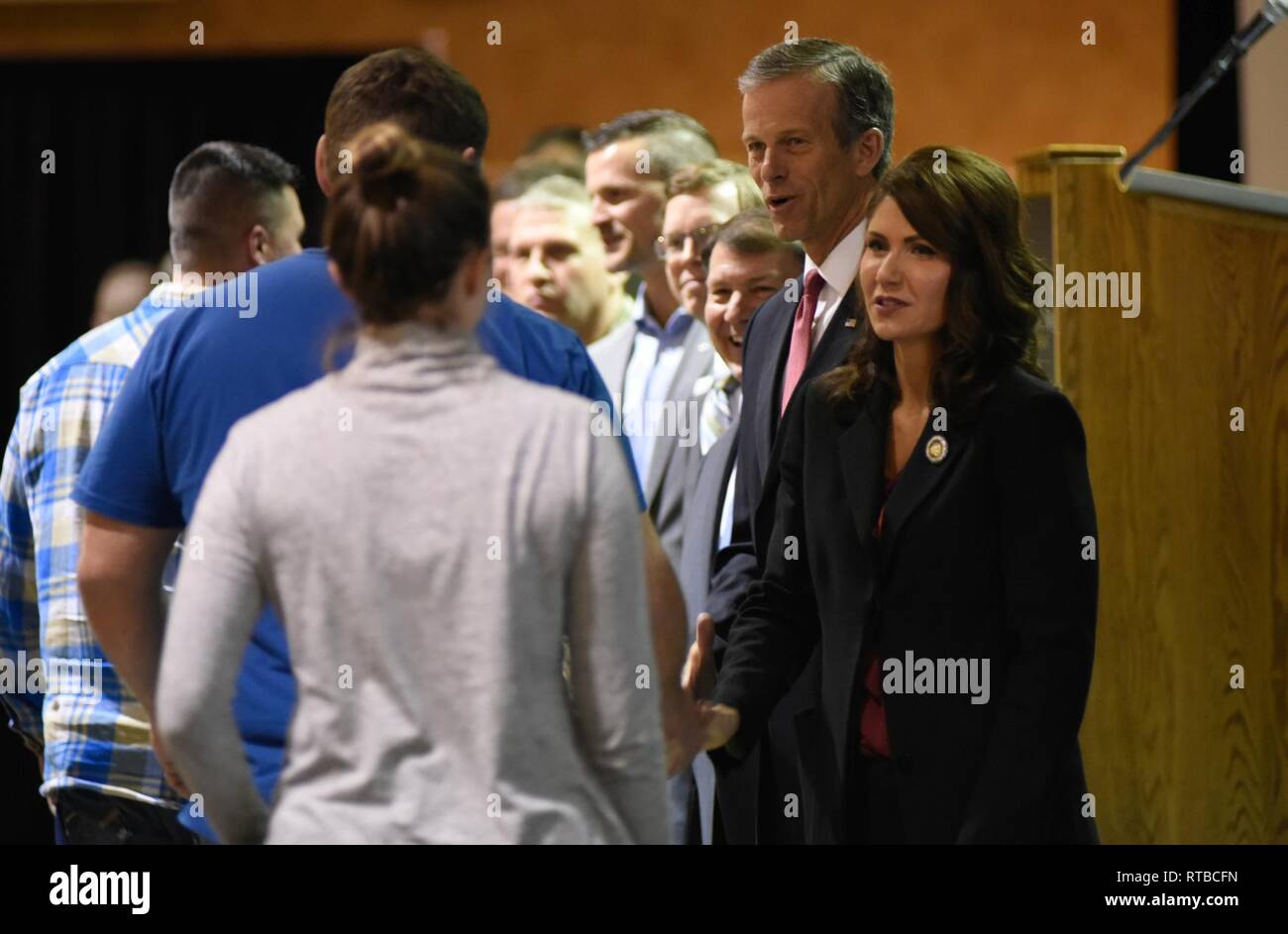 Reg. Kristi Noem, 33 Gouverneur von South Dakota, zusammen mit der South Dakota Kongreßdelegation und South Dakota National Guard Führungskräfte, schütteln die Hände und offiziell Willkommen Home Mitglieder der 114 Fighter Wing in Sioux Falls, S.D., Feb 3, 2019. Die Willkommen zu Hause Zeremonie Flieger der 114 Fighter Wing, die als Teil der größten Luft- und Raumfahrt Expeditionary Force (AEF) Mission eingesetzt zu erkennen. Stockfoto