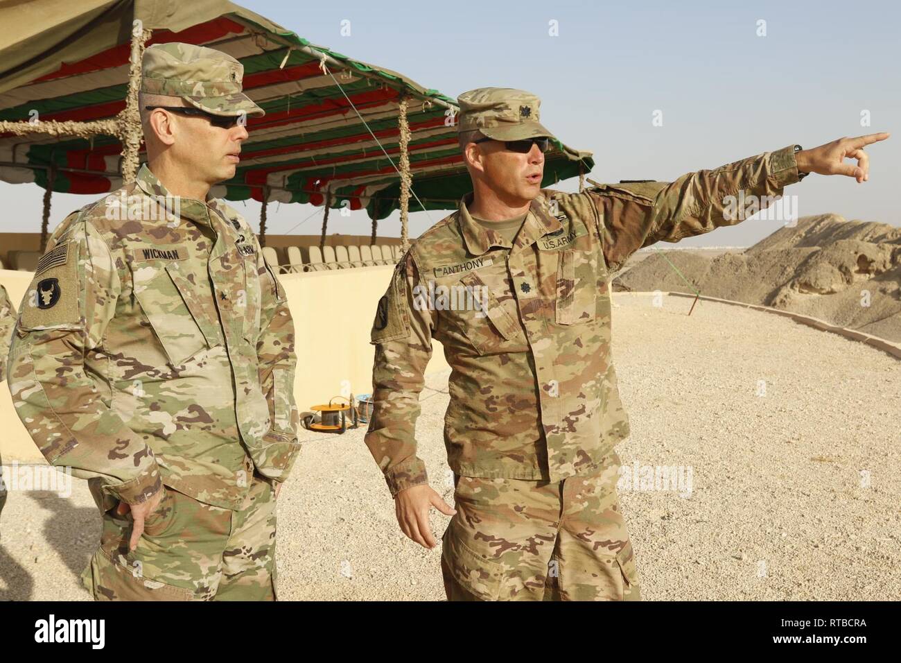 Us-Armee Oberstleutnant Kenneth Anthony, rechts, Kommandeur der 2.Mississippi's National Guard Battalion, 198Th Armored Regiment, 155 gepanzerte Brigade Combat Team, zeigt Brig. Gen. Michael Wickman, stellvertretender kommandierender General für Arbeitsgänge für 34 Red Bull Infanterie der Minnesota National Guard Division, Task Force Spartanisch, die Wüste, die eine live-fire bilateralen Manöver Probe zwischen USA und omanischen Kräfte in Rabkoot, Oman, Feb 4, 2019 Host. Inferno Creek ist ein bilaterales Training übung für die Interoperabilität zwischen der US-Armee und der königlichen Armee von Oman zu errichten. Während des Th Stockfoto