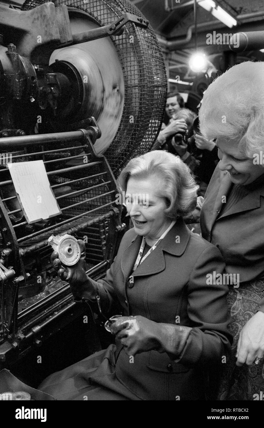 Frau Margaret Thatcher 1979 allgemeine Wahlen auf der Kampagne Spur. Werk besuchen in den West Midlands. 1970 s UK HOMER SYKES Stockfoto