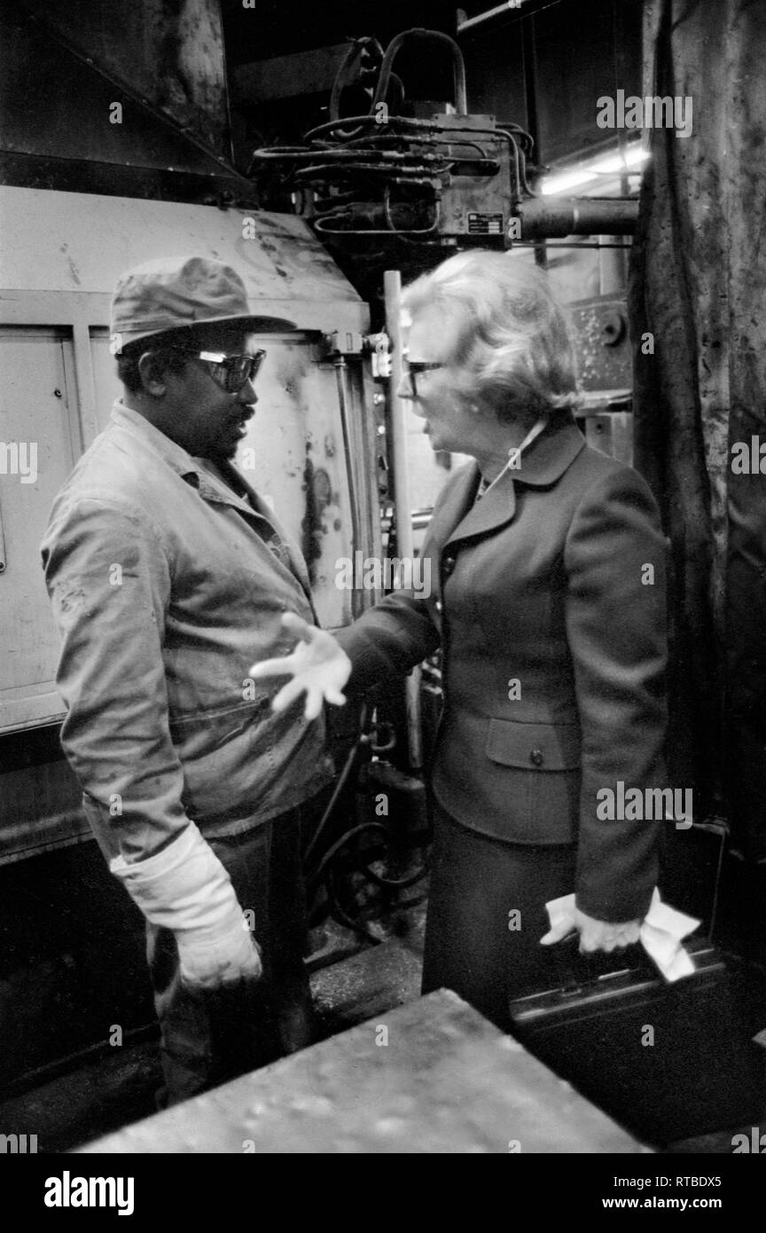 Frau Margaret Thatcher 1979 Parlamentswahlen auf dem Wahlkampfweg. Werksbesichtigung in den West Midlands. Großbritannien der 1970er Jahre im Gespräch mit schwarzen männlichen Fabrikarbeiter. HOMER SYKES Stockfoto