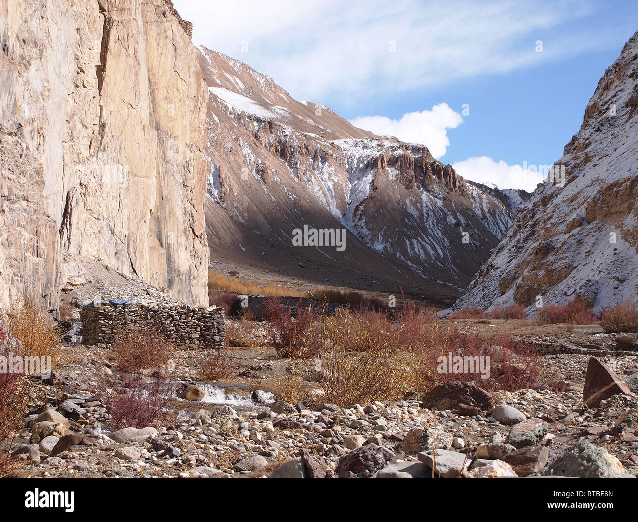 Berglandschaft in der Nähe von Hankar, einem abgelegenen Dorf in Markha Valley, Ladakh Stockfoto