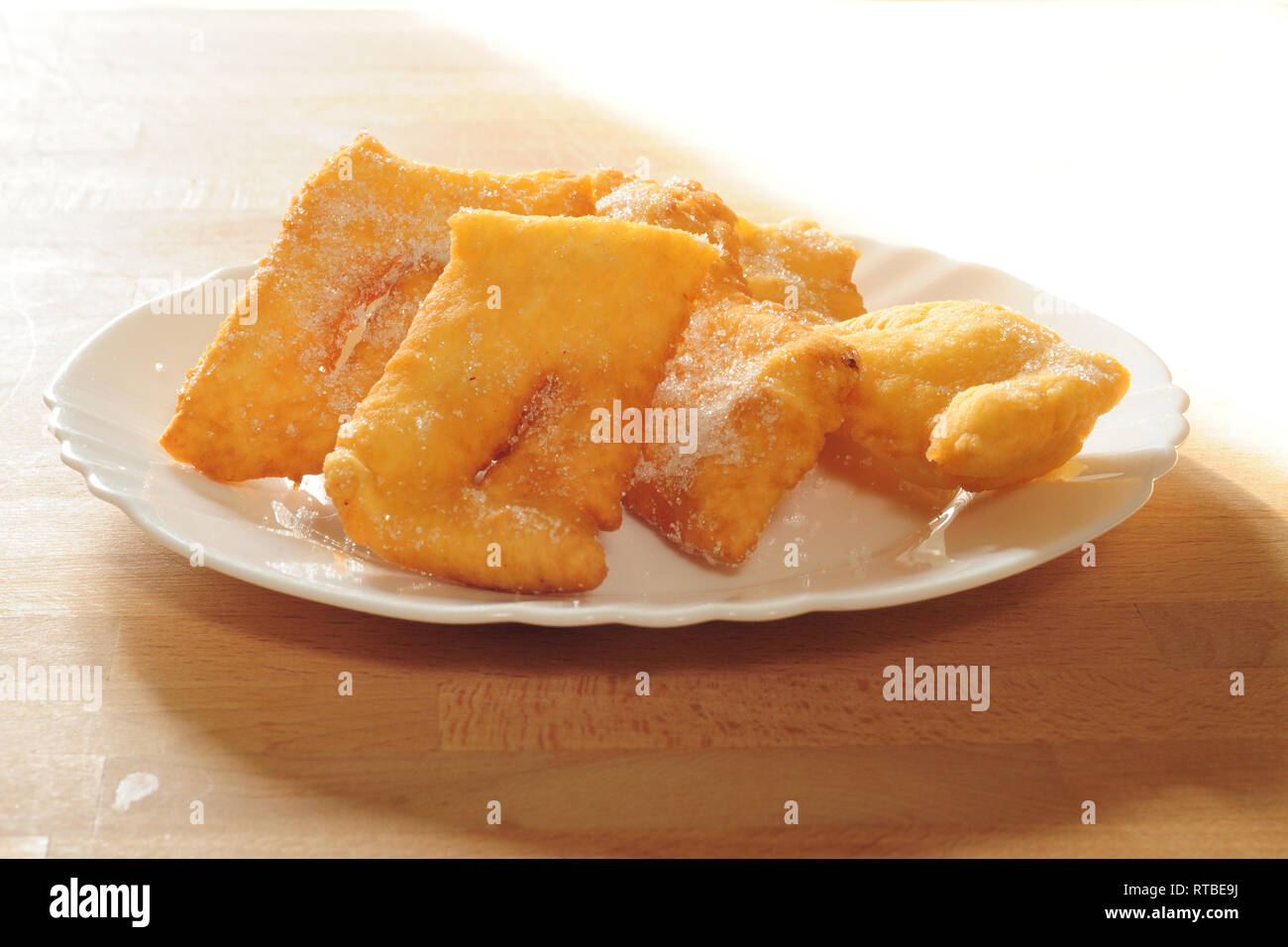 Teller köstliche italienische frittiertes Gebäck, hausgemachtes für Karneval, sonnendurchfluteten, auf Holz Küche board Stockfoto