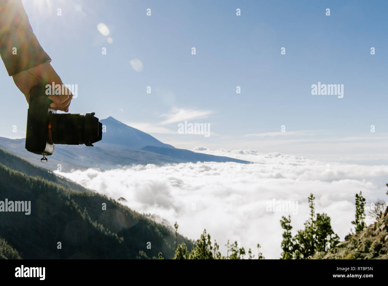 Erntegut hand der Fotografin stehen auf der Spitze des Hügels mit cloudscape sonnigen Tag Stockfoto