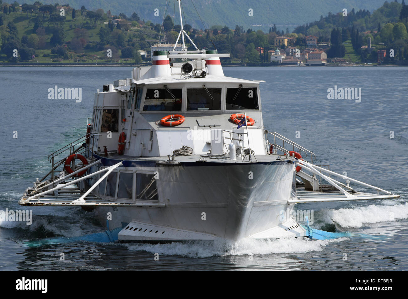Comer See, Lombardei, Italien - 12 April 2017: tragflügelboot am Comer See. Die Yacht bietet eine schnelle Service über den malerischen See. Stockfoto