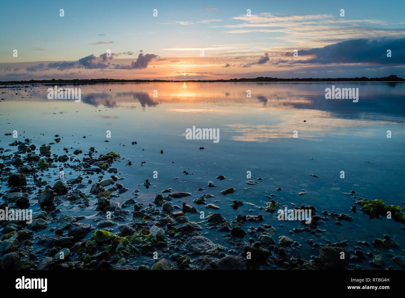 Sonnenuntergang über dem Meer in Le Croisic in der Bretagne in Frankreich Stockfoto