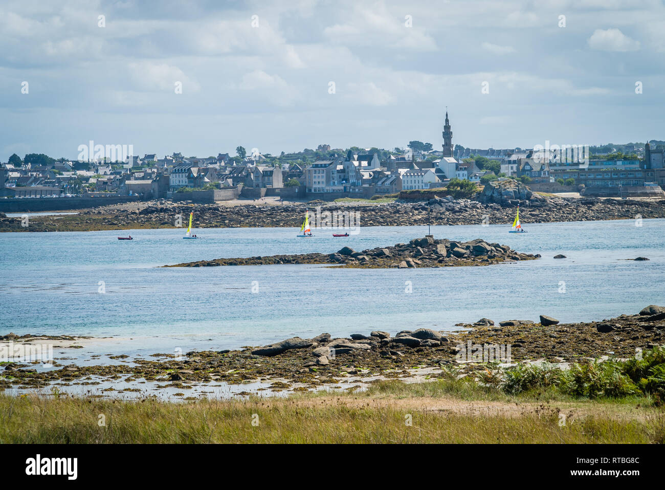 Roscoff Stadt von Batz Insel in der Bretagne gesehen Stockfoto