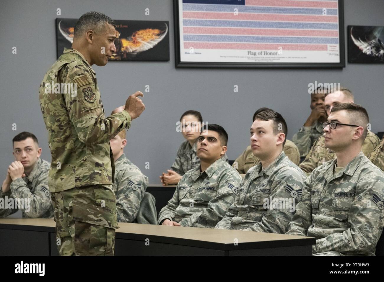 Us Air Force Chief Master Sgt. Terrence Greene, Befehl Chef des Air Mobility Command, Scott Air Force Base, Illinois, spricht zu den Studenten der Staff Sgt. Julio Alonso Flieger-führung Schule Klasse 19-C Feb 7, 2019, in Dover Air Force Base, Del Greene sprach mit den Schülern über Sein ein guter Führer und Supervisor. Stockfoto