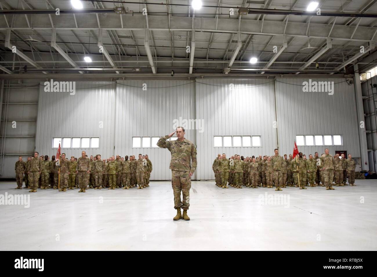 Kapitän Benjamin Pierce, ein Operations Officer der 983 . Ingenieur Bataillon zugeordnet, macht einen letzten Gruß an den Abschluss des Bataillon willkommen zu Hause Zeremonie Feb 7, 2019, in Swanton, Ohio. Mehr als 150 Soldaten nach Monclova zugeordnet, Ohio gegründete Bataillon mehr als neun Monate im Nahen Osten gedient, die Unterstützung von Engineering- Missionen in der ganzen Region. Die Mission der 983 . Ingenieur Bataillon ist die Kampfkraft der Division, Korps und Theater Kräfte, die durch die Erfüllung allgemeiner Maschinenbau Aufgaben und begrenzte Mobilität zu steigern, die Mobilität und die hinteren Bereich securit Stockfoto