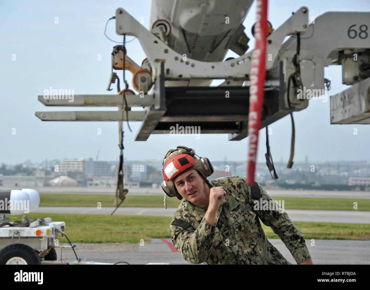 OKINAWA, Japan (Feb. 8, 2019) - Aviation Ordnanceman 2. Klasse Joseph Moreland, dem "Goldenen Schwertkämpfer" der Patrol angefügte Squadron 47, leitet das Herunterladen von ein Luft-zu-Boden 84 D Rakete von einem Munition Handhabung/Ladeeinheit 83 während einer monatlichen task force Waffen Befähigungsüberprüfung. Die "Goldene Schwertkämpfer" sind derzeit an Kadena Air Force Base in Okinawa, Japan Durchführung maritime Patrol und Aufklärung und Theater outreach Operationen innerhalb der USA 7 Flotte bereitgestellt (C7F) Bereich für Maßnahmen zur Erhöhung der Commander, Task Force 72, C7F, und US Pacific Command Ziele im gesamten I Stockfoto