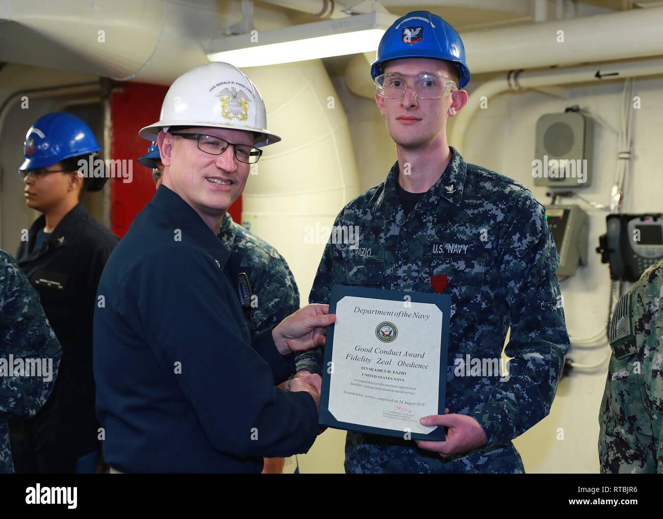 NEWPORT NEWS, Virginia (Feb. 8, 2019) Information Systems Techniker 3. Klasse Seamus Fazio, aus Fort Wayne, Indiana, USS Gerald R. Ford's (CVN 78) Combat Systems Abteilung zugewiesen, erhält eine gute Führung Preis während einer Preisverleihung-at-viertel Zeremonie. Ford wird derzeit in post-shakedown Verfügbarkeit Huntington Ingalls Industries-Newport Nachrichten Schiffbau. Stockfoto