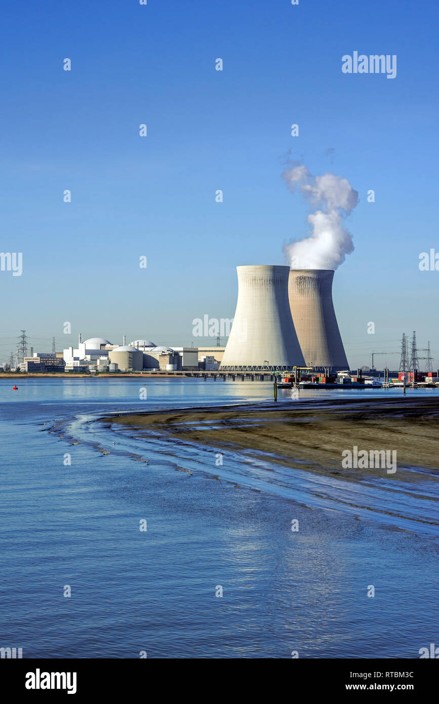 Doel Atomkraftwerk/Kernkraftwerk in der Antwerpener Hafen entlang der Schelde/Schelde, Flandern, Belgien Stockfoto