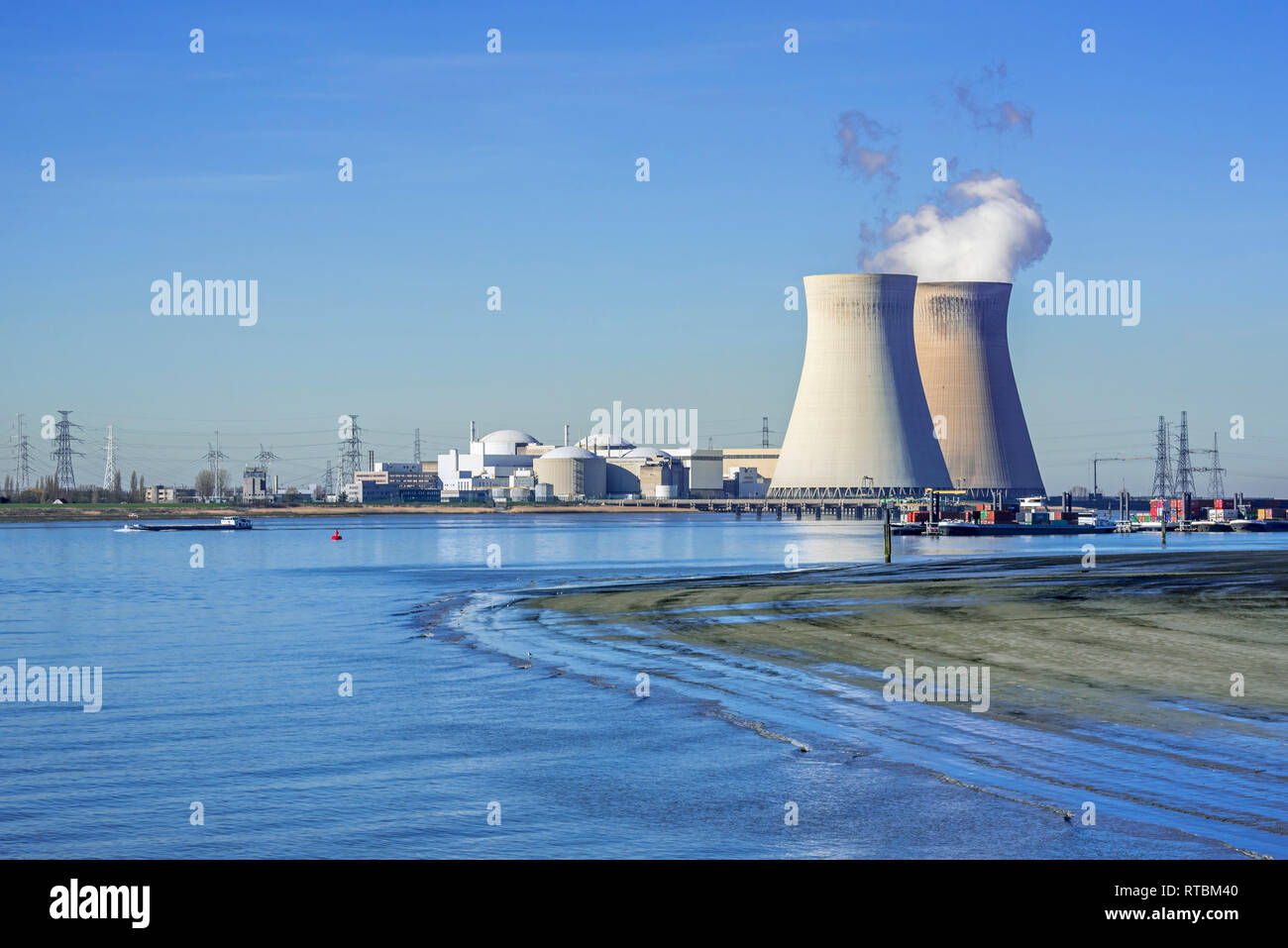 Doel Atomkraftwerk/Kernkraftwerk in der Antwerpener Hafen entlang der Schelde/Schelde, Flandern, Belgien Stockfoto