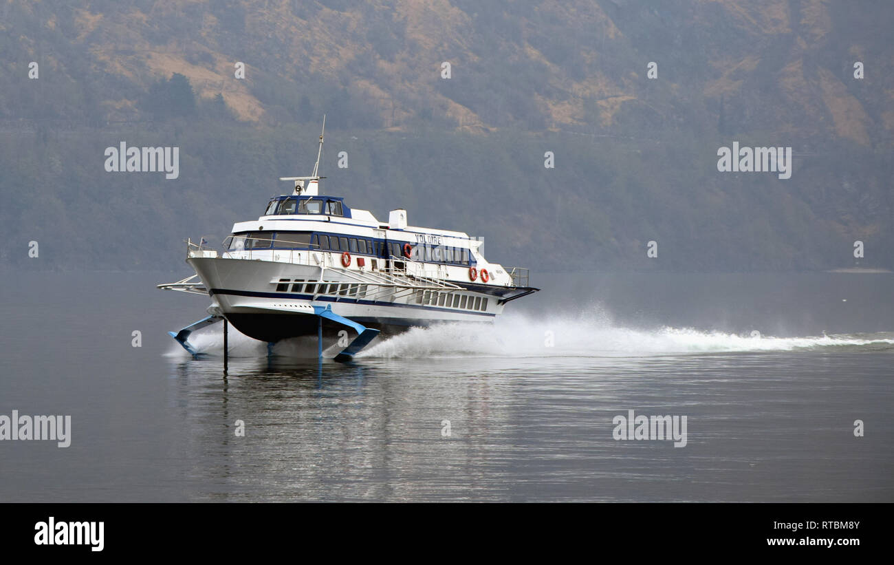Comer See, Lombardei, Italien - 28. MÄRZ 2016: Schnelle tragflügelboot am Comer See. Die Yacht bietet eine zeitsparende Service, der über die italienische See. Stockfoto
