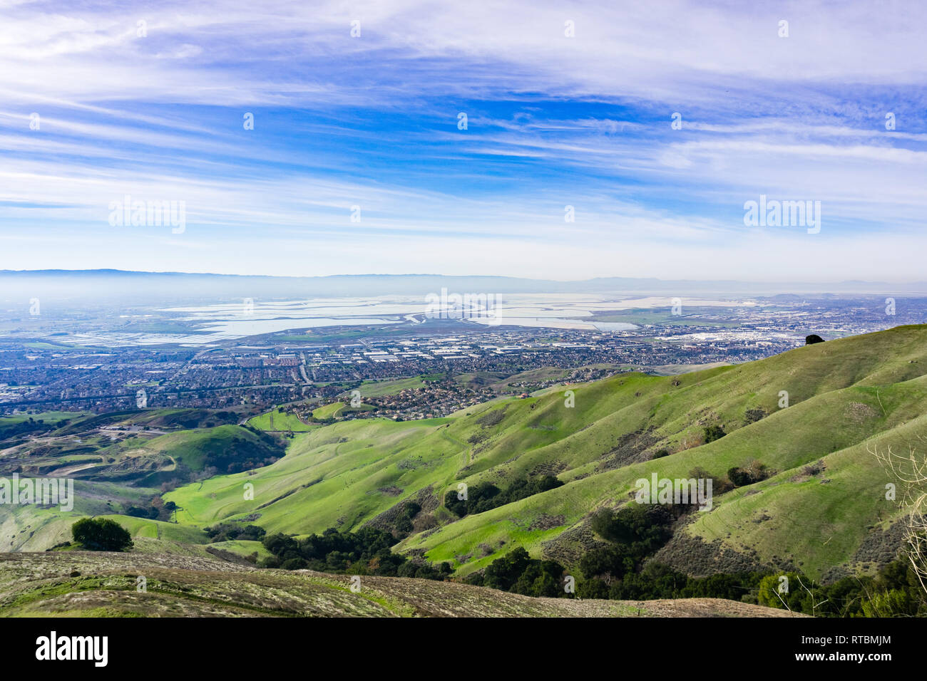 Panoramablick nach Süden auf die Bucht von San Francisco von Ed Levin County Park, San Jose und San Jose, Kalifornien Stockfoto