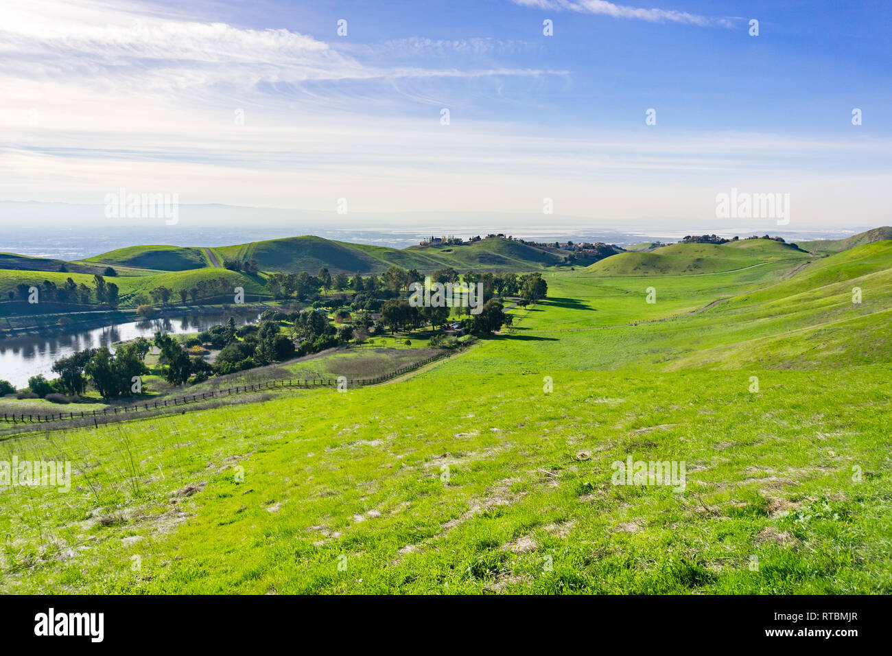 Hügel und Teich in Ed Levin Country Park, South San Francisco Bay Area, Milpitas, Kalifornien Stockfoto