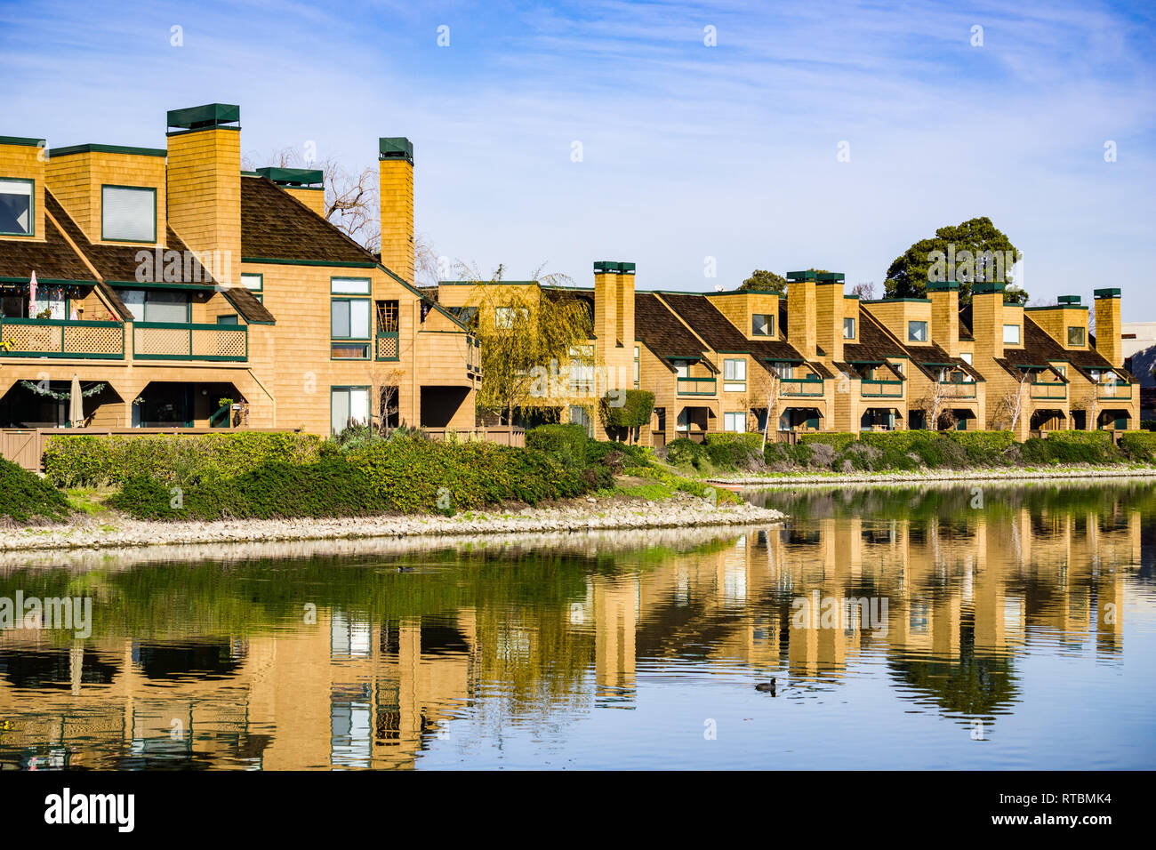 Apartment Gebäude auf der Küstenlinie von Belmont Kanal, Redwood Shores, Kalifornien Stockfoto