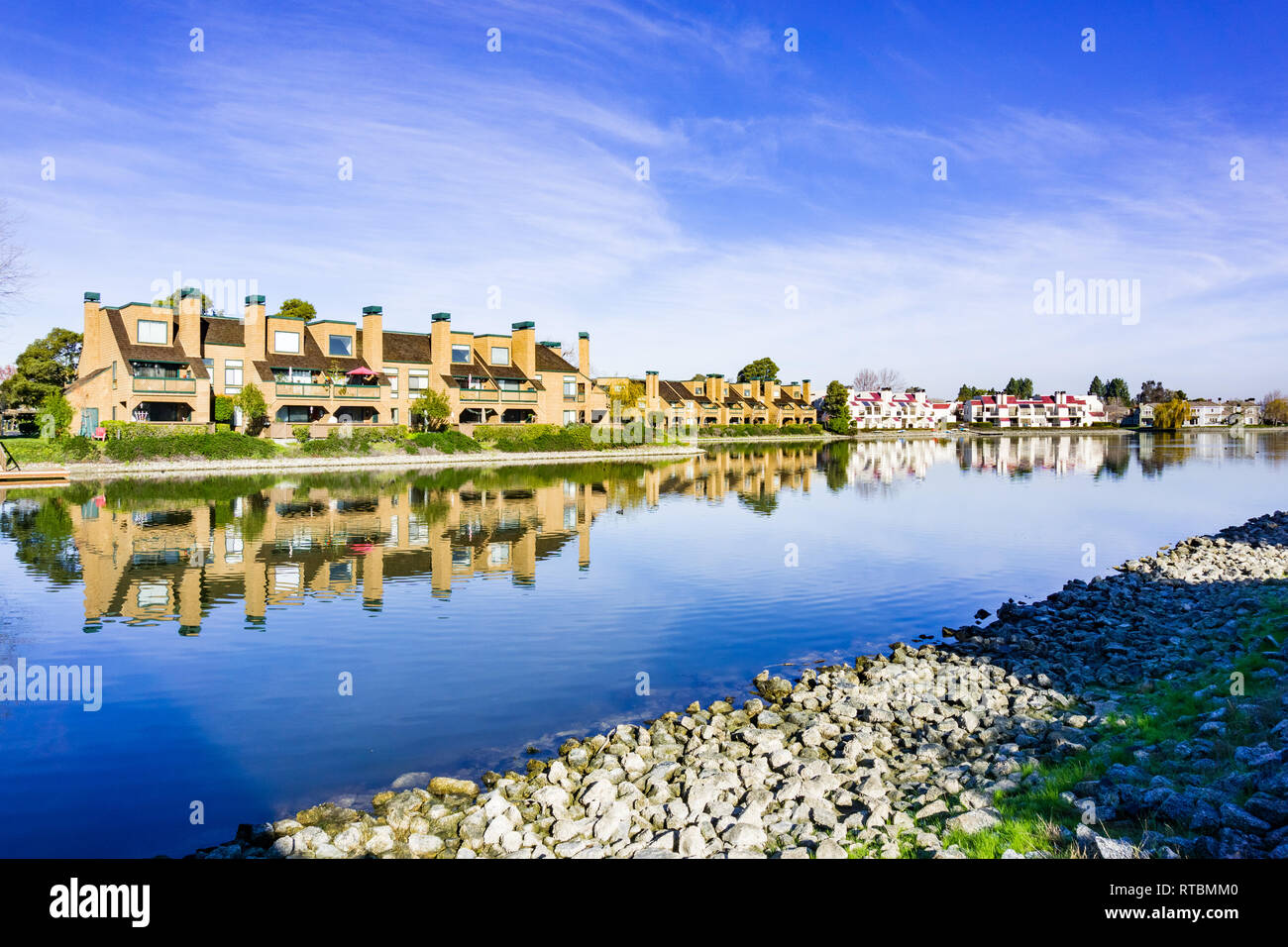 Apartment Gebäude auf der Küstenlinie von Belmont Kanal, Redwood Shores, Kalifornien Stockfoto