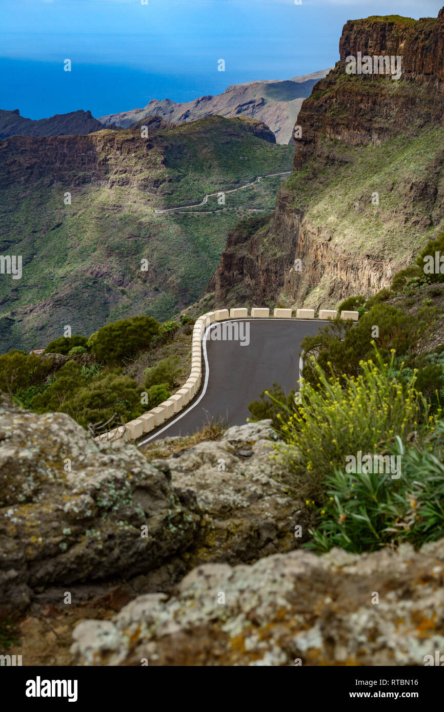 Mountain Road und Gefährliche Kurve in der Nähe Abgrund Stockfoto