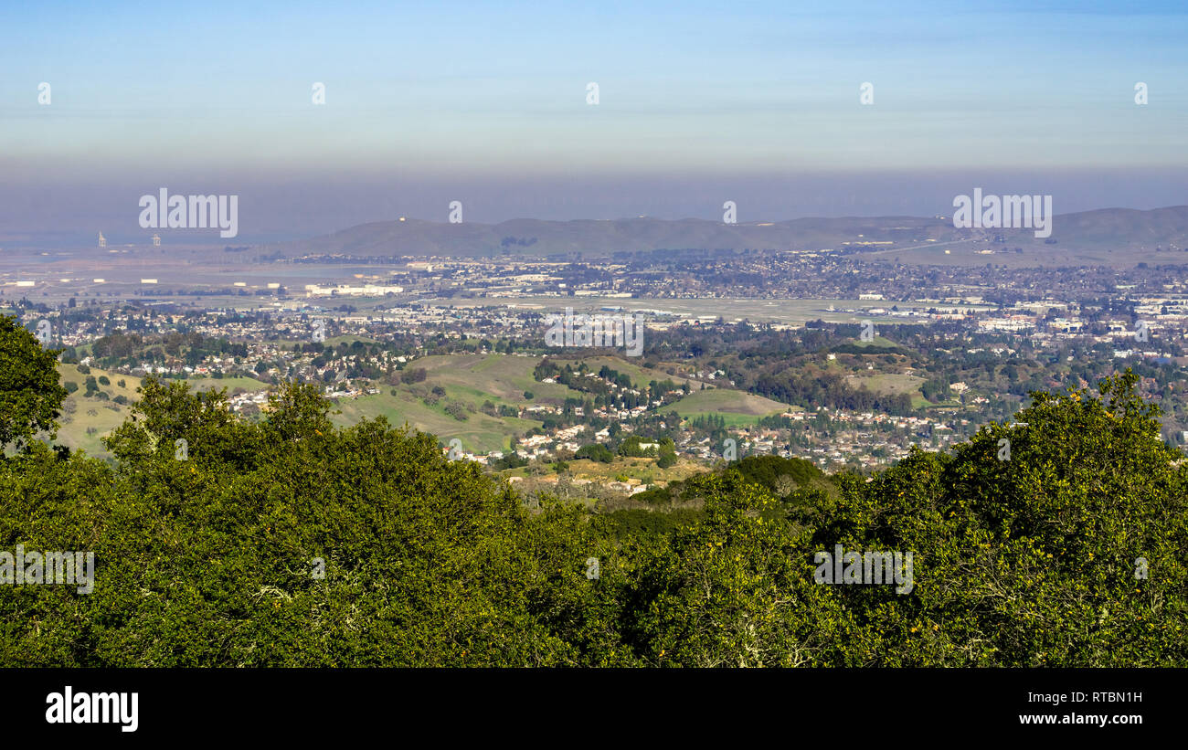 Luftverschmutzung über Suisun Bay wie von Briones Regional Park, Contra Costa County, San Francisco East Bay, Kalifornien gesehen Stockfoto