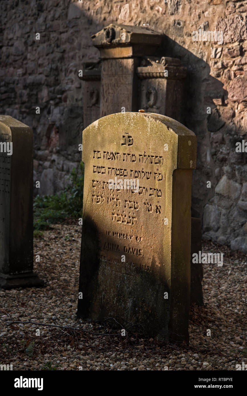 Steine platziert sich als Zeichen der Erinnerung und der Bezug auf eine jüdische Grab in Sciennes House in Edinburgh, Schottland, Großbritannien. Stockfoto