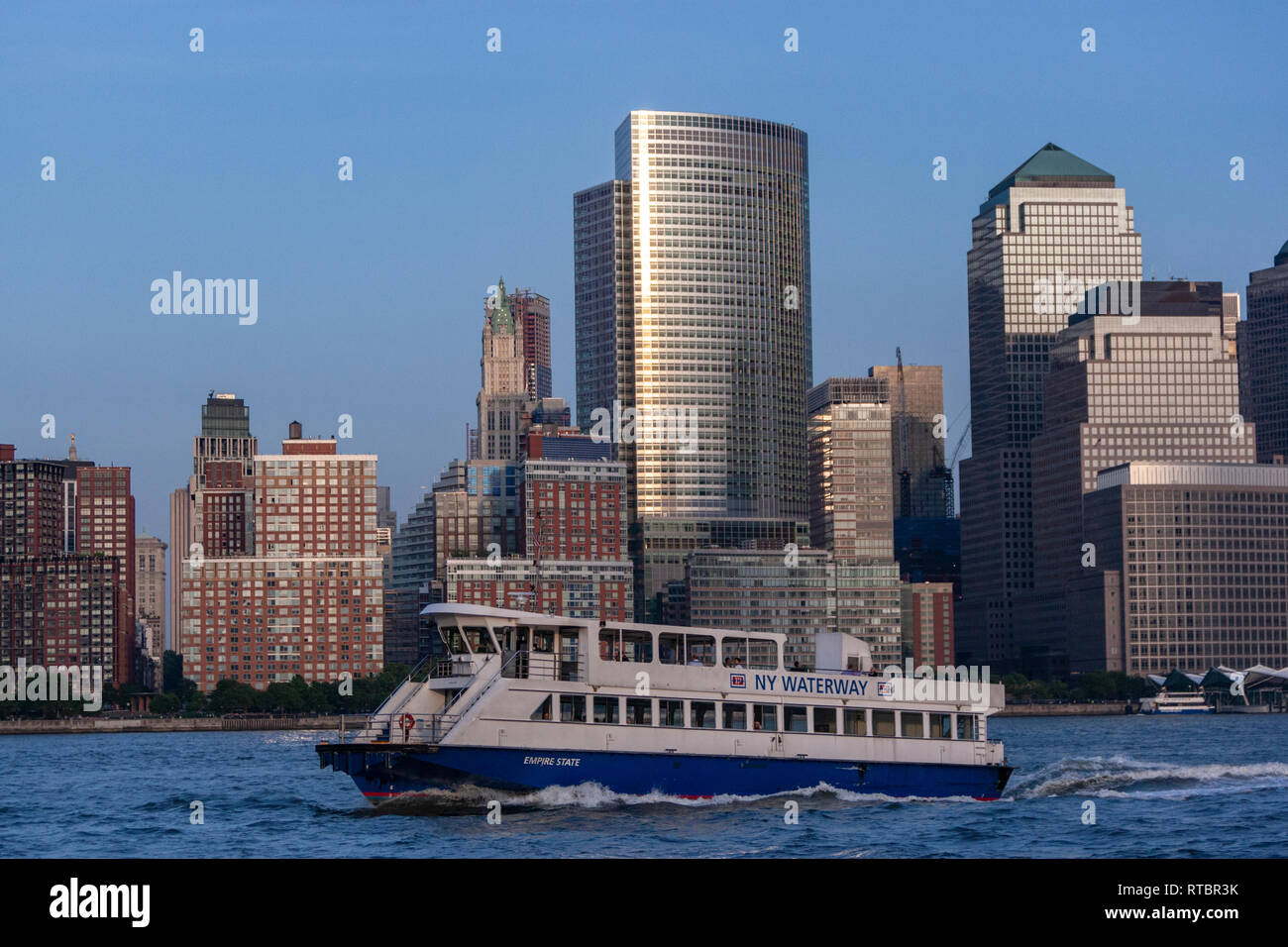 NY Waterway Boot und die Skyline von Manhattan vom Hudson River, New York, USA Stockfoto