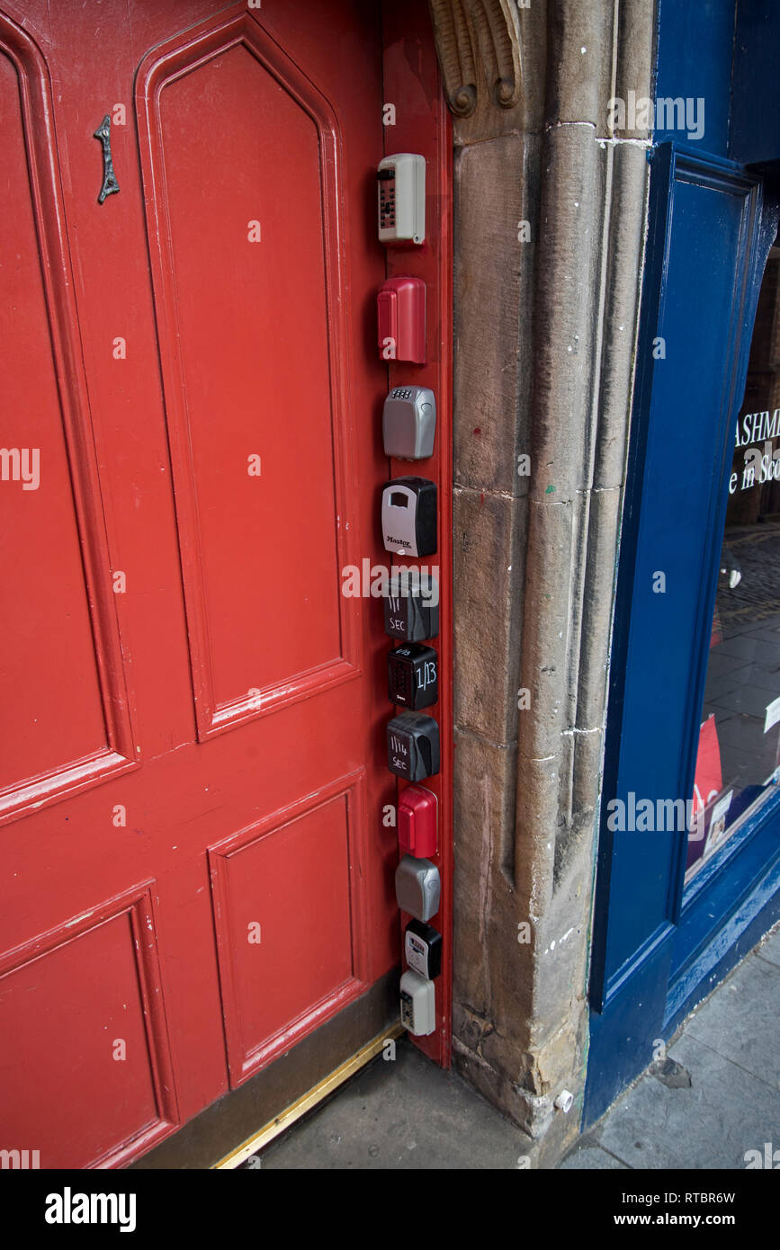 Eleven Key Safes für kurzfristige Einlässe in einer Tür in Edinburghs Altstadt, Schottland, Großbritannien [Juni 2019: Key Safes wurden in nahe gelegene Geländer verlegt]. Stockfoto