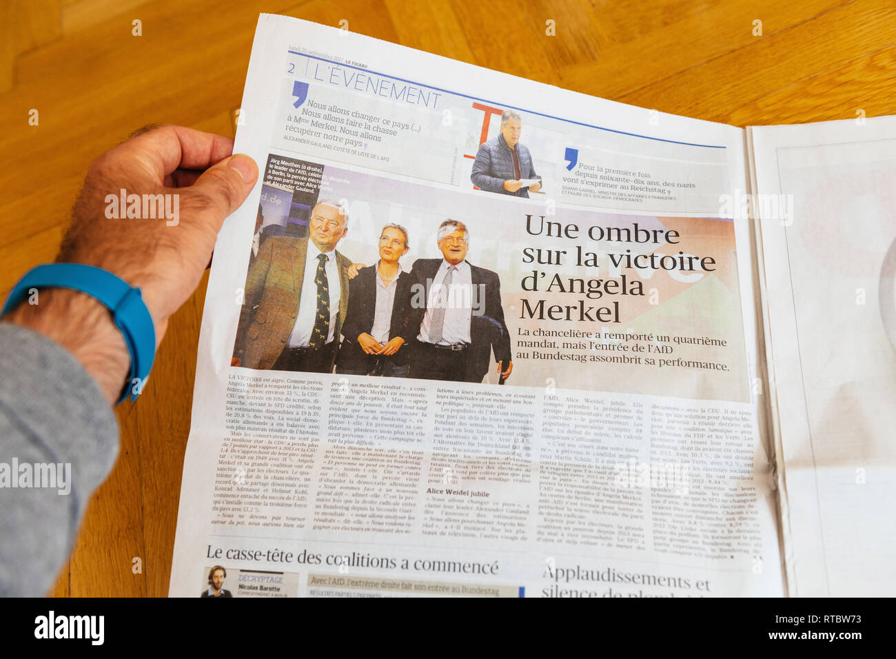 PARIS, Frankreich, 25.September 2017: Mann lesen Französisch Le Figaro mit Jörg Meuthen, Alice Weldel, Alexander Gauland Fotos von Alternative Fell Deutschland politische Partei Zeitung Wahl Deutschland Stockfoto