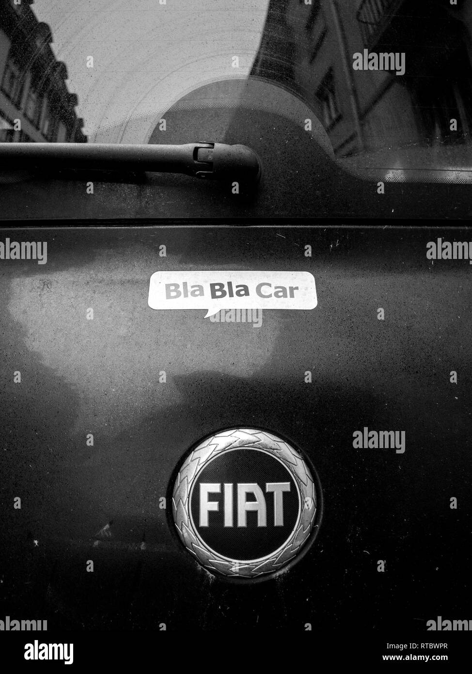 PARIS, Frankreich - Dez 4, 2017: BlaBlaCar car sharing carshare ridesharing Aufkleber auf der Rückseite eines Fiat Auto auf einer Straße in Paris geparkt Stockfoto