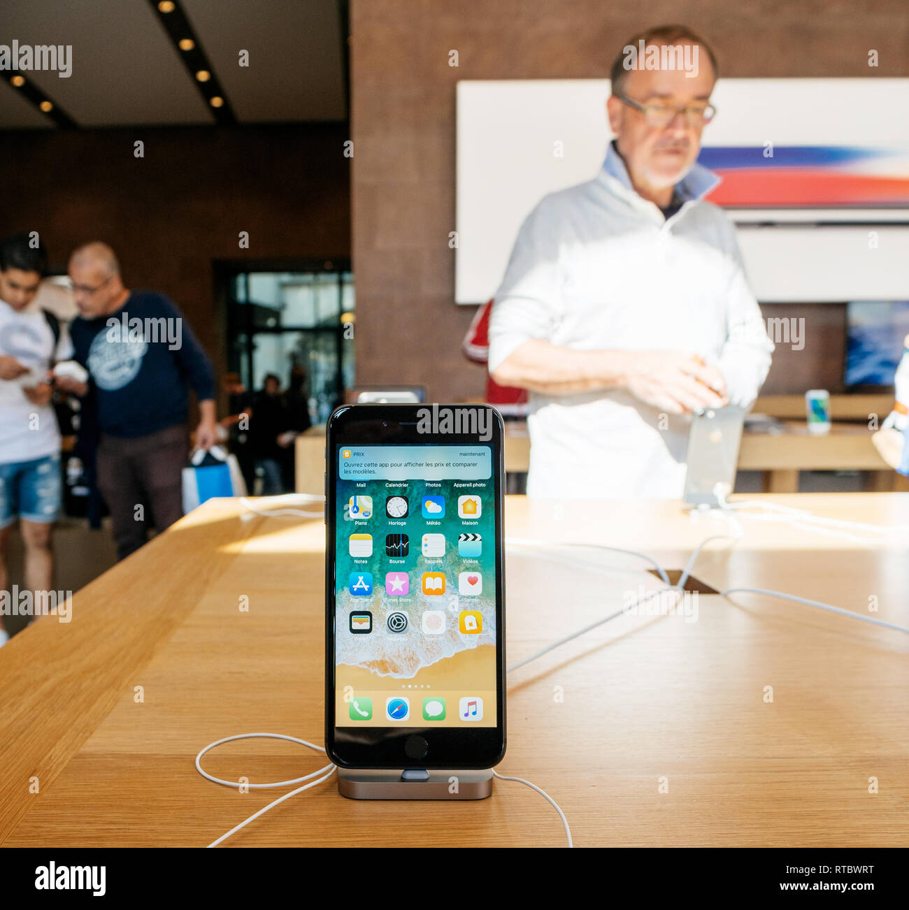 PARIS, Frankreich, 22.September 2017: Neue iPhone 8 und iPhone 8 Plus, sowie die aktualisierte Apple, Apple TV geht auf Verkauf heute im Apple Store mit Kunden im Hintergrund Stockfoto