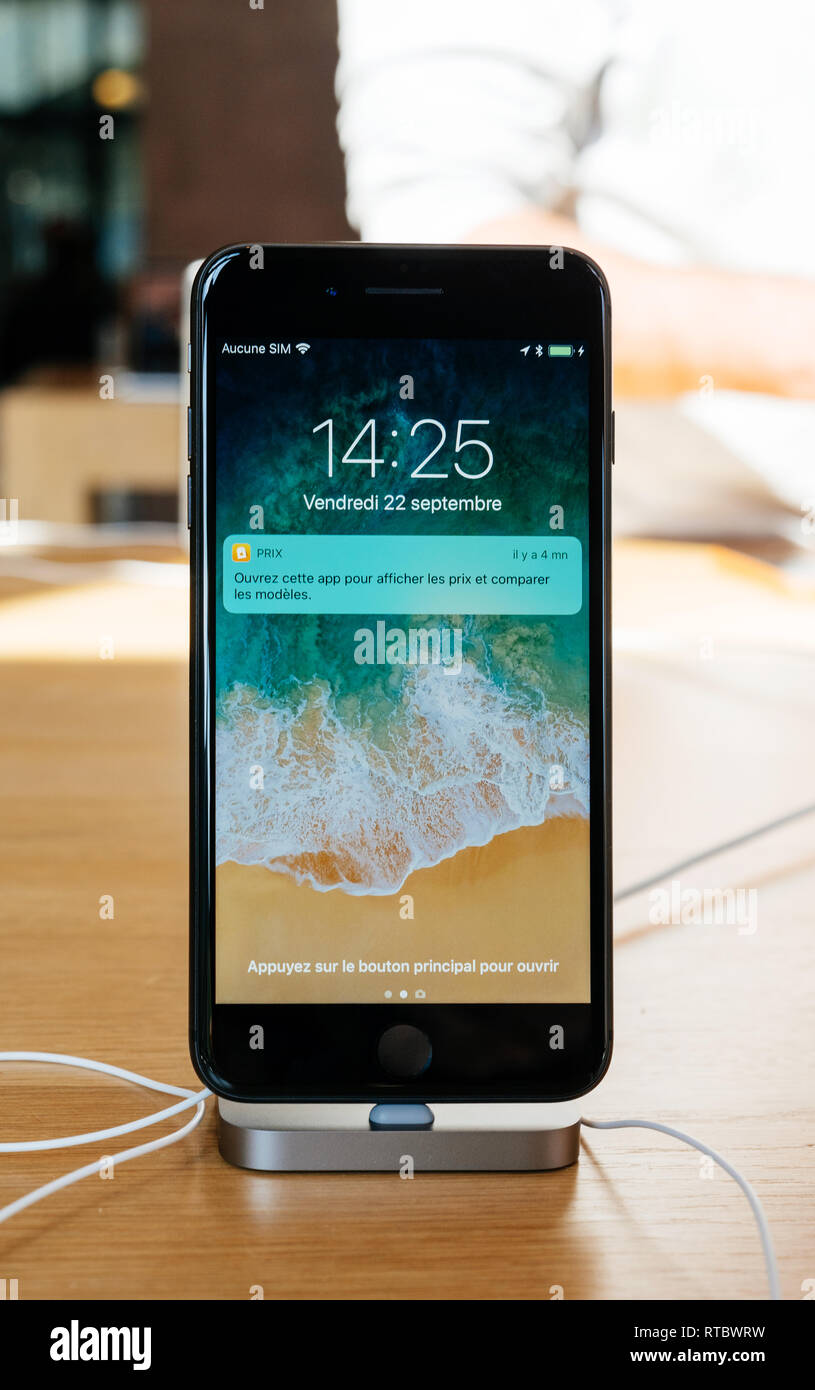 PARIS, Frankreich, 22.September 2017: Neue iPhone 8 und iPhone 8 Plus, sowie die aktualisierte Apple, Apple TV geht auf Verkauf heute im Apple Store mit Preis app Demonstration Benachrichtigung Stockfoto
