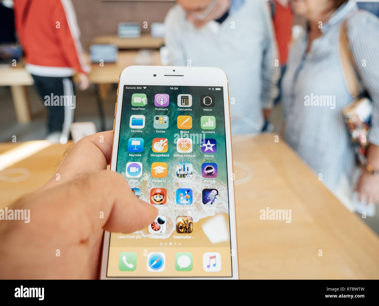 PARIS, Frankreich, 22.September 2017: Neue iPhone 8 und iPhone 8 Plus, sowie die aktualisierte Apple, Apple TV geht auf Verkauf heute im Apple Store mit dem Blick auf die Apps Stockfoto