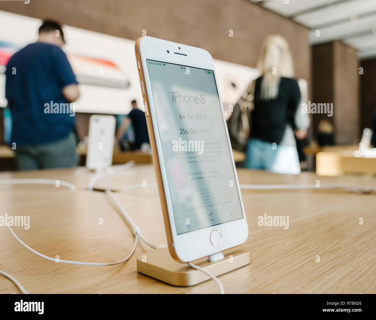 PARIS, Frankreich, 22.September 2017: Neue iPhone 8 und iPhone 8 Plus, sowie die aktualisierte Apple, Apple TV geht auf Verkauf heute im Apple Store mit Kunden Silhouette im Hintergrund Stockfoto